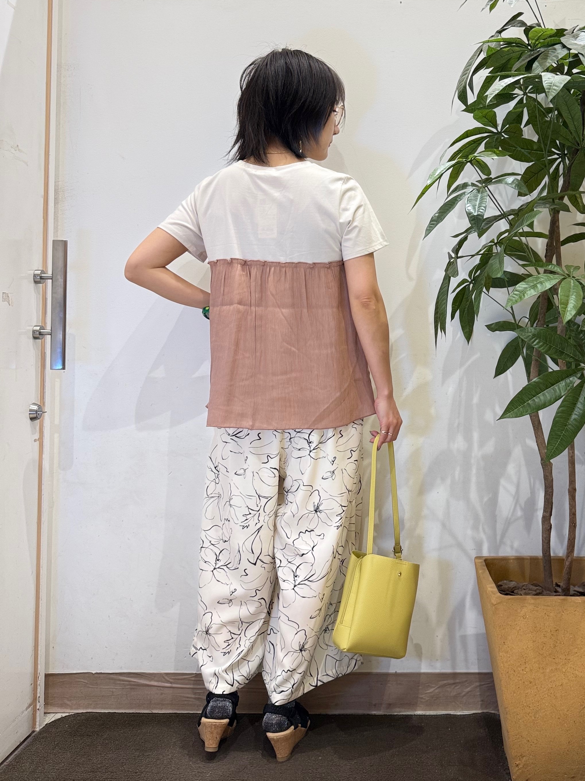 misakiさんの「SHOO･LA･RUE｜【体型カバー】1枚でインせず決まる きらきらビスチェ風Tシャツ」を使ったコーディネート