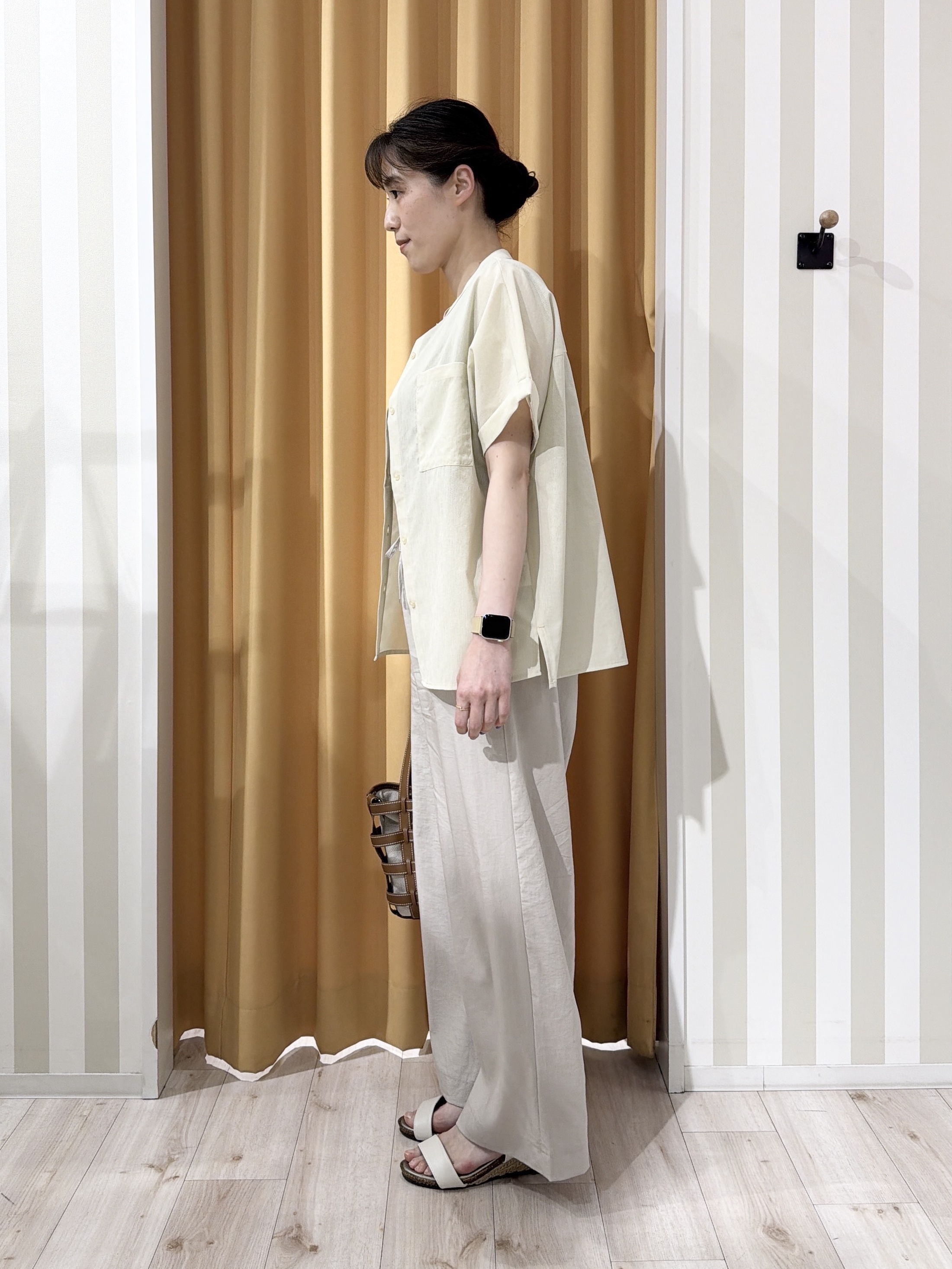 あんづさんの「SHOO･LA･RUE｜【通気性〇/UV/S-LL】風が通り抜ける 半袖バンドカラーシアーシャツ」を使ったコーディネート
