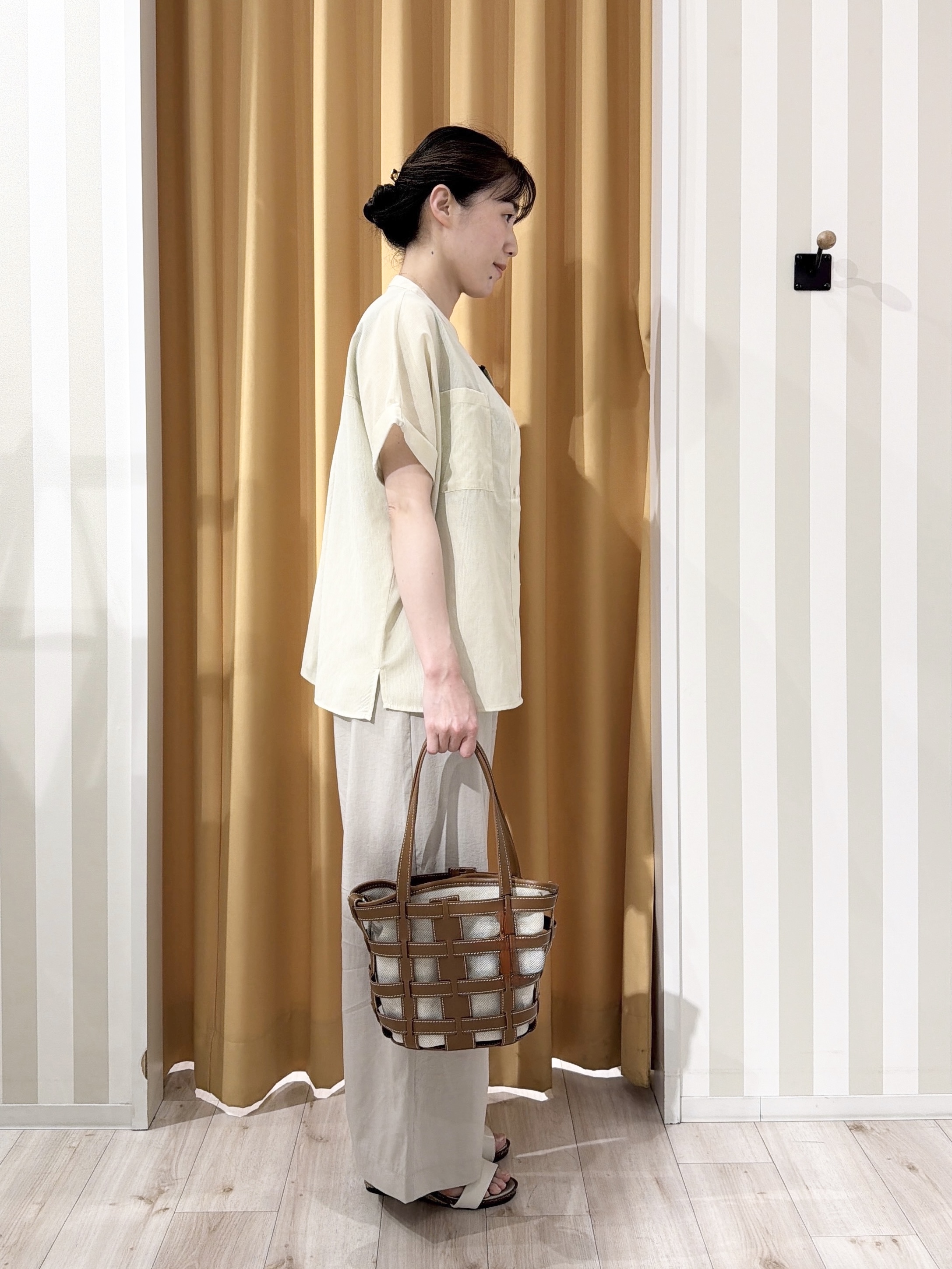あんづさんの「SHOO･LA･RUE｜【通気性〇/UV/S-LL】風が通り抜ける 半袖バンドカラーシアーシャツ」を使ったコーディネート