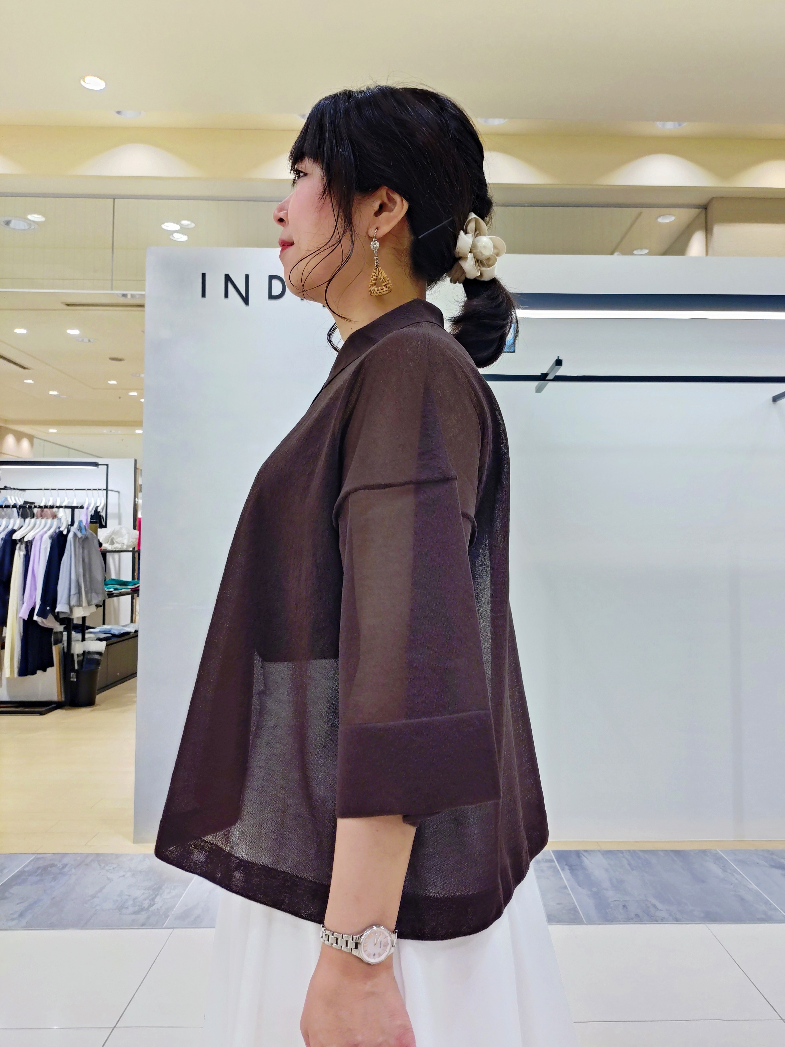TOMOMIさんの「INDIVI｜【撥水／UVケア／SETUP可能】軽量マキシ丈タックスカート」を使ったコーディネート
