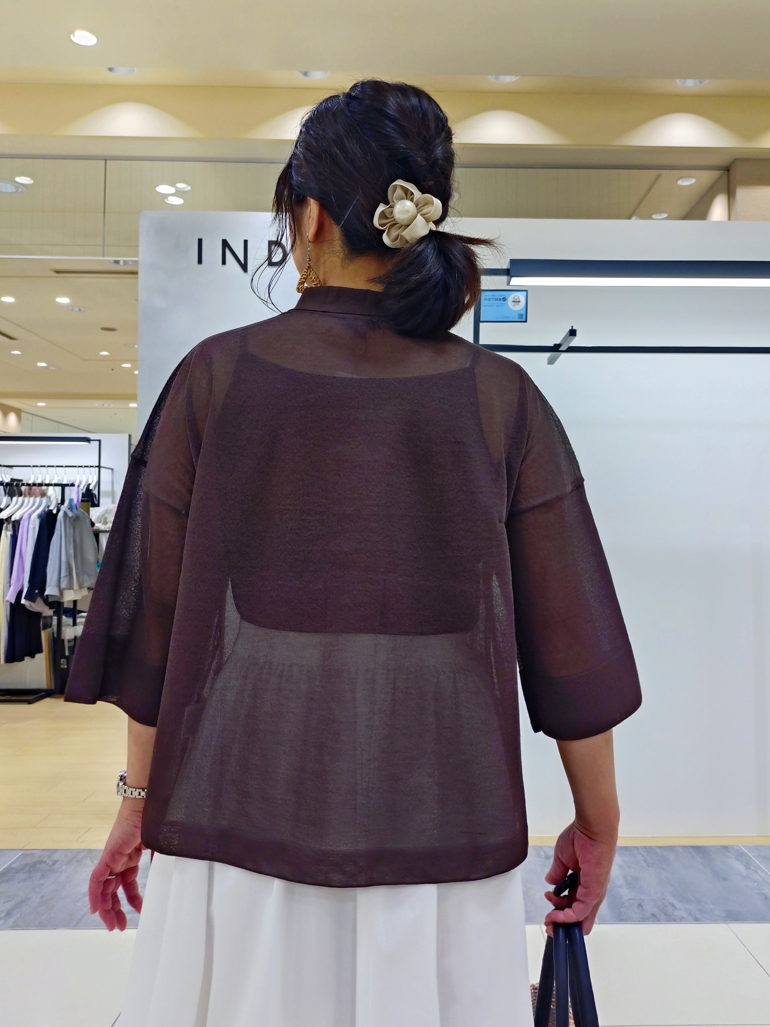 TOMOMIさんの「INDIVI｜【撥水／UVケア／SETUP可能】軽量マキシ丈タックスカート」を使ったコーディネート