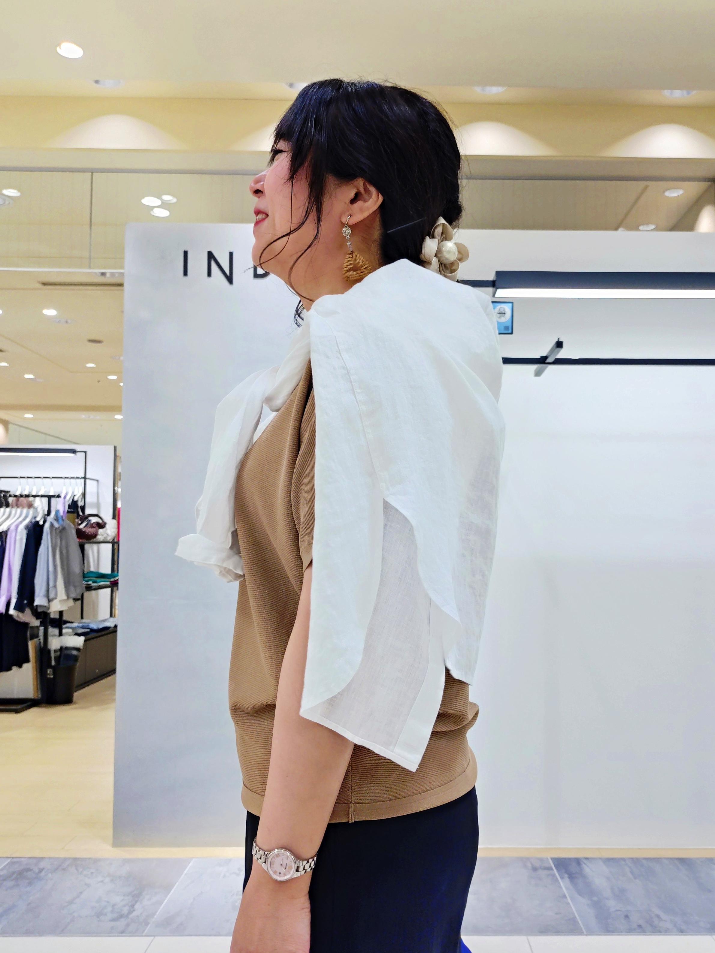 TOMOMIさんの「INDIVI｜【褒められパンツ／洗える／ウエストゴム】ワイドタックパンツ」を使ったコーディネート