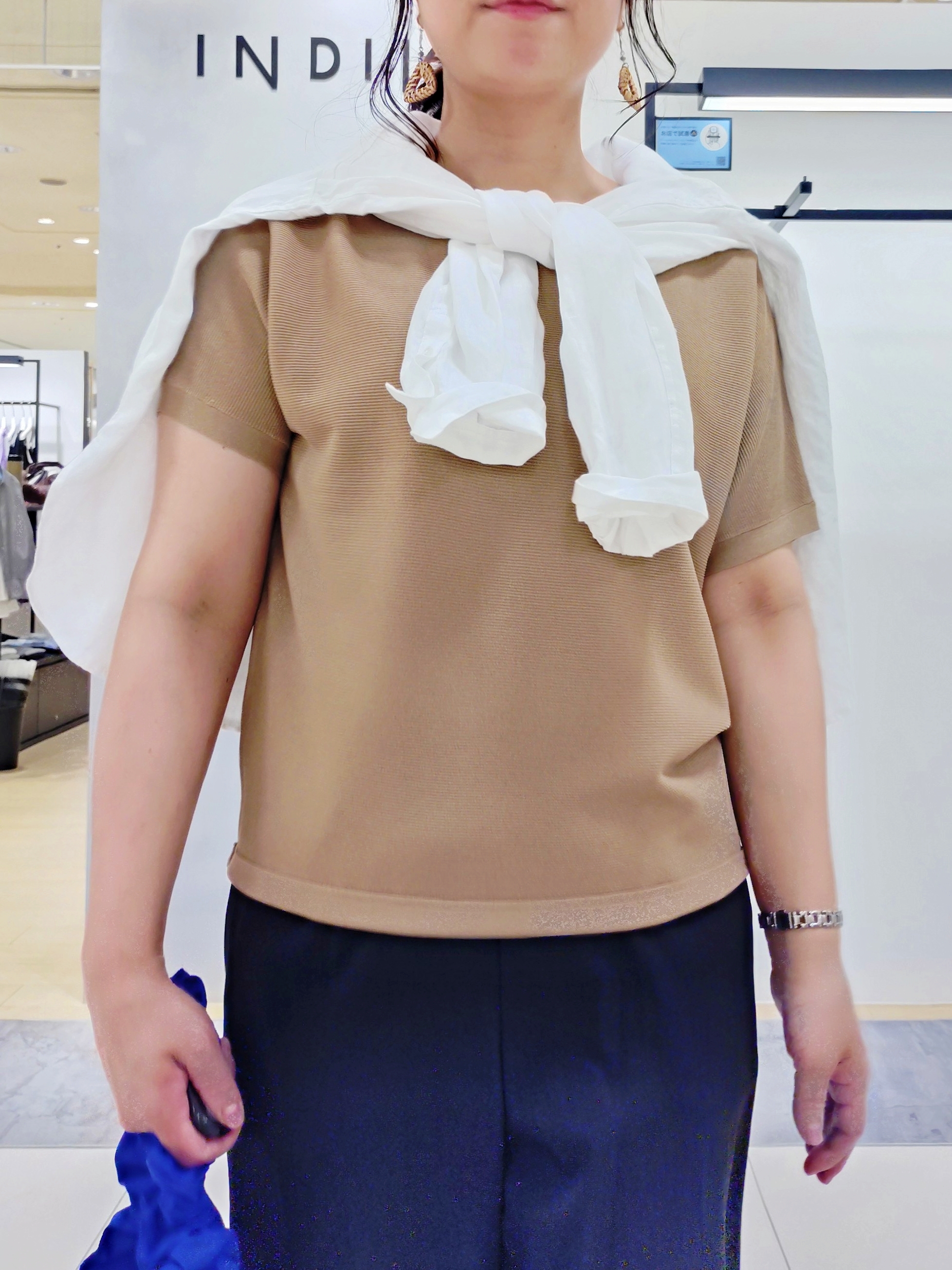 TOMOMIさんの「INDIVI｜【褒められパンツ／洗える／ウエストゴム】ワイドタックパンツ」を使ったコーディネート