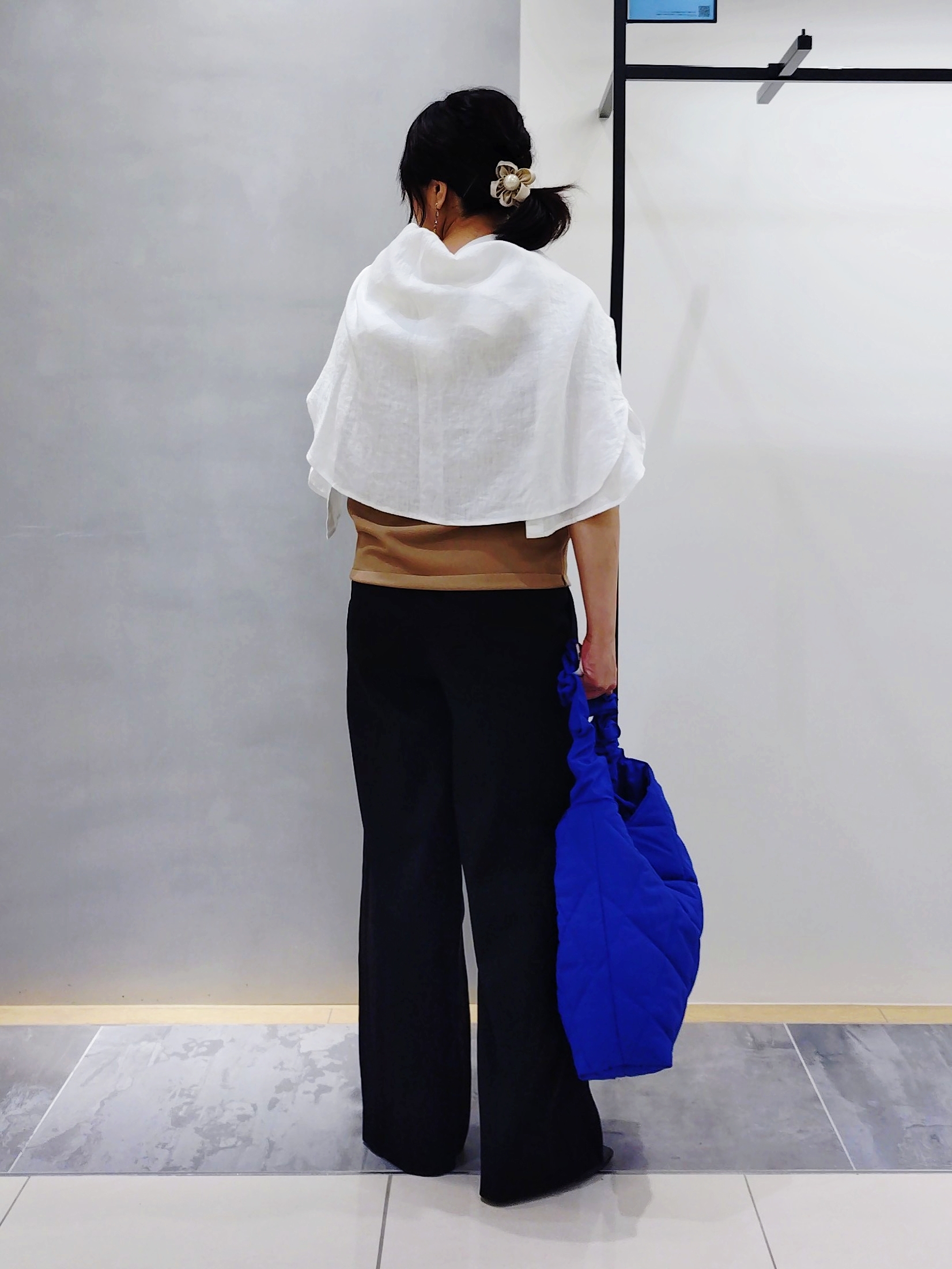 TOMOMIさんの「INDIVI｜【褒められパンツ／洗える／ウエストゴム】ワイドタックパンツ」を使ったコーディネート