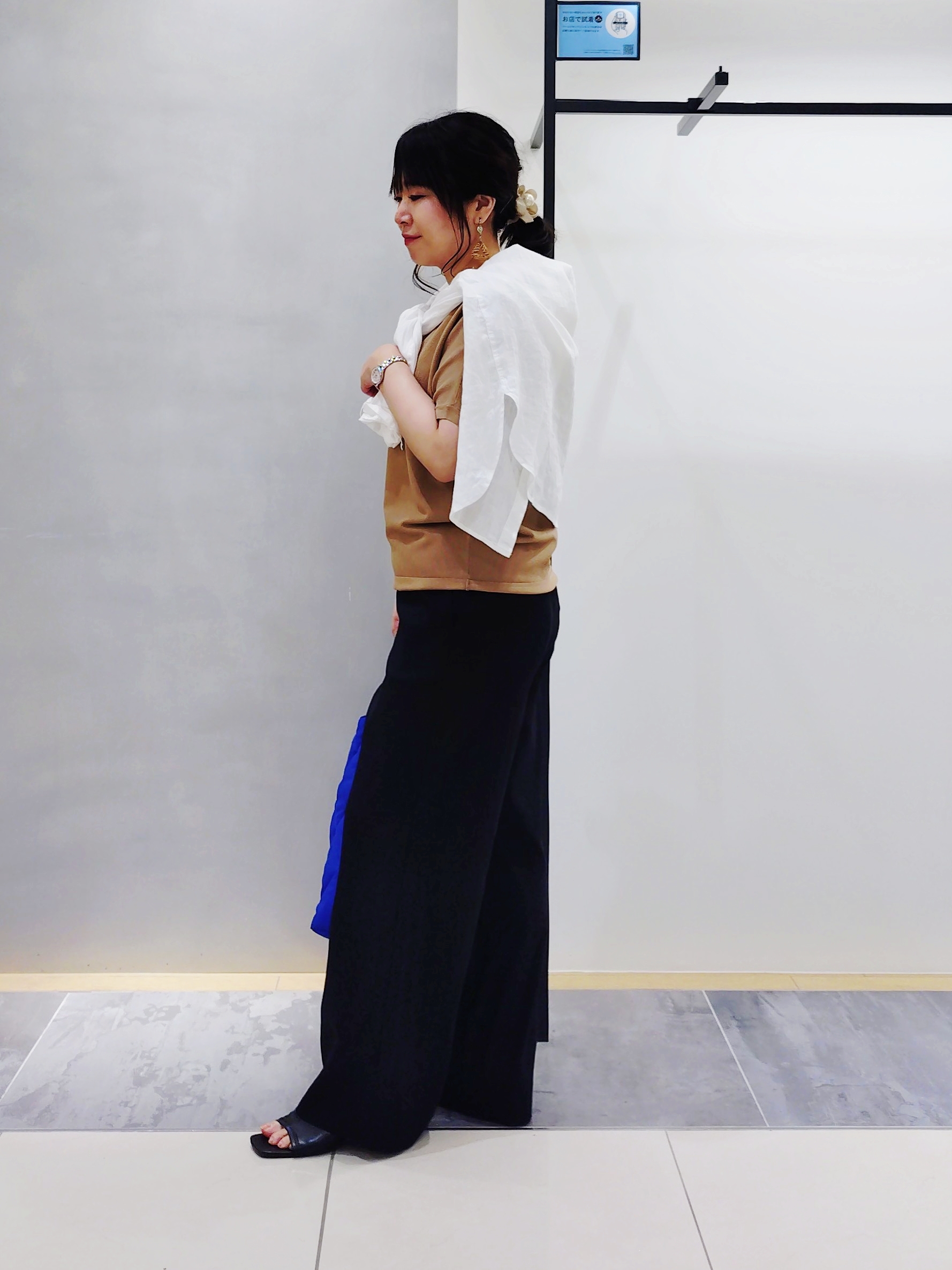 TOMOMIさんの「INDIVI｜【褒められパンツ／洗える／ウエストゴム】ワイドタックパンツ」を使ったコーディネート