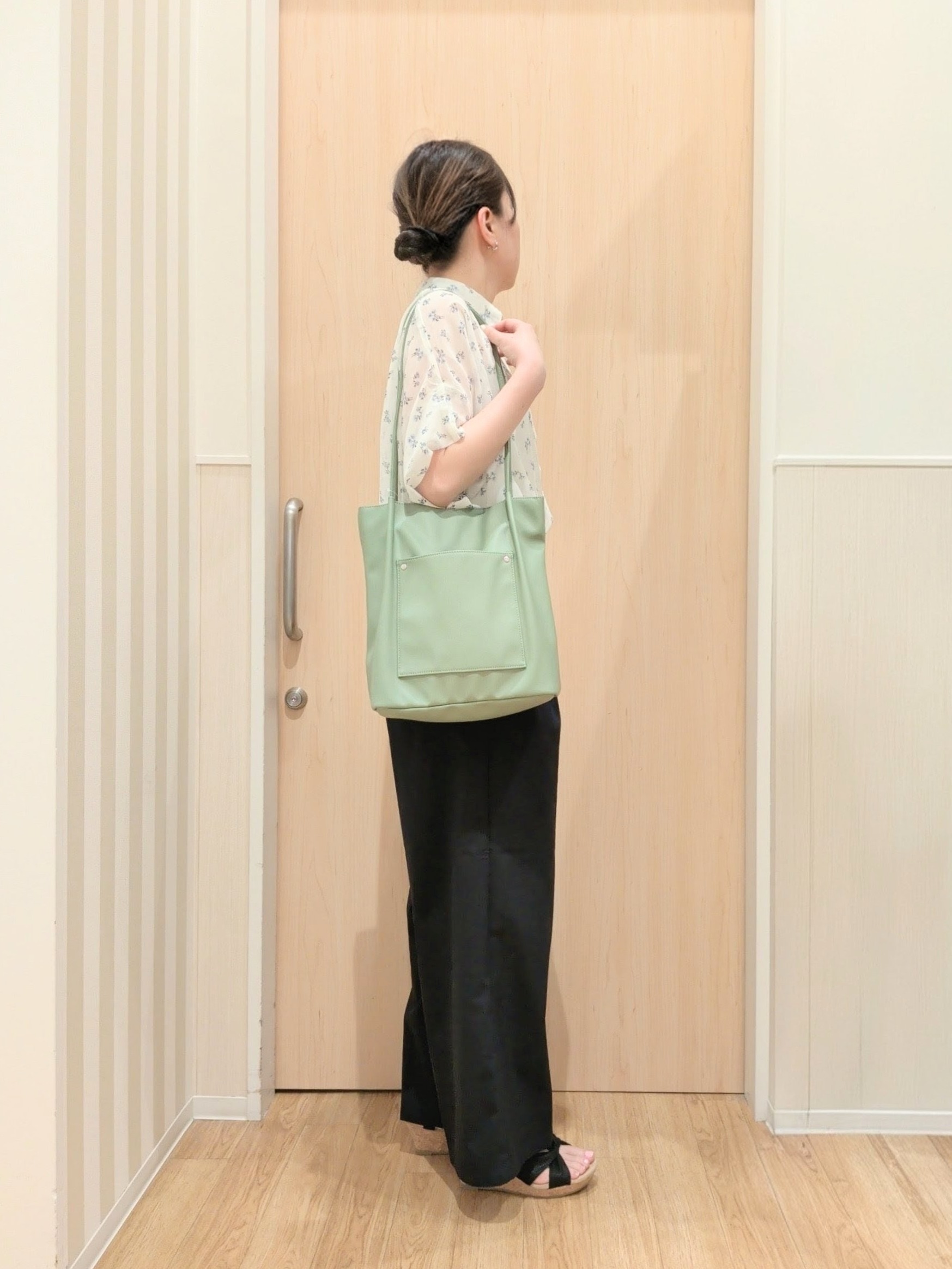 あさんの「SHOO･LA･RUE｜【洗濯機可/体型カバー】羽織るだけで雰囲気変わる 柄アソート ポンチョ風シアーシャツ」を使ったコーディネート