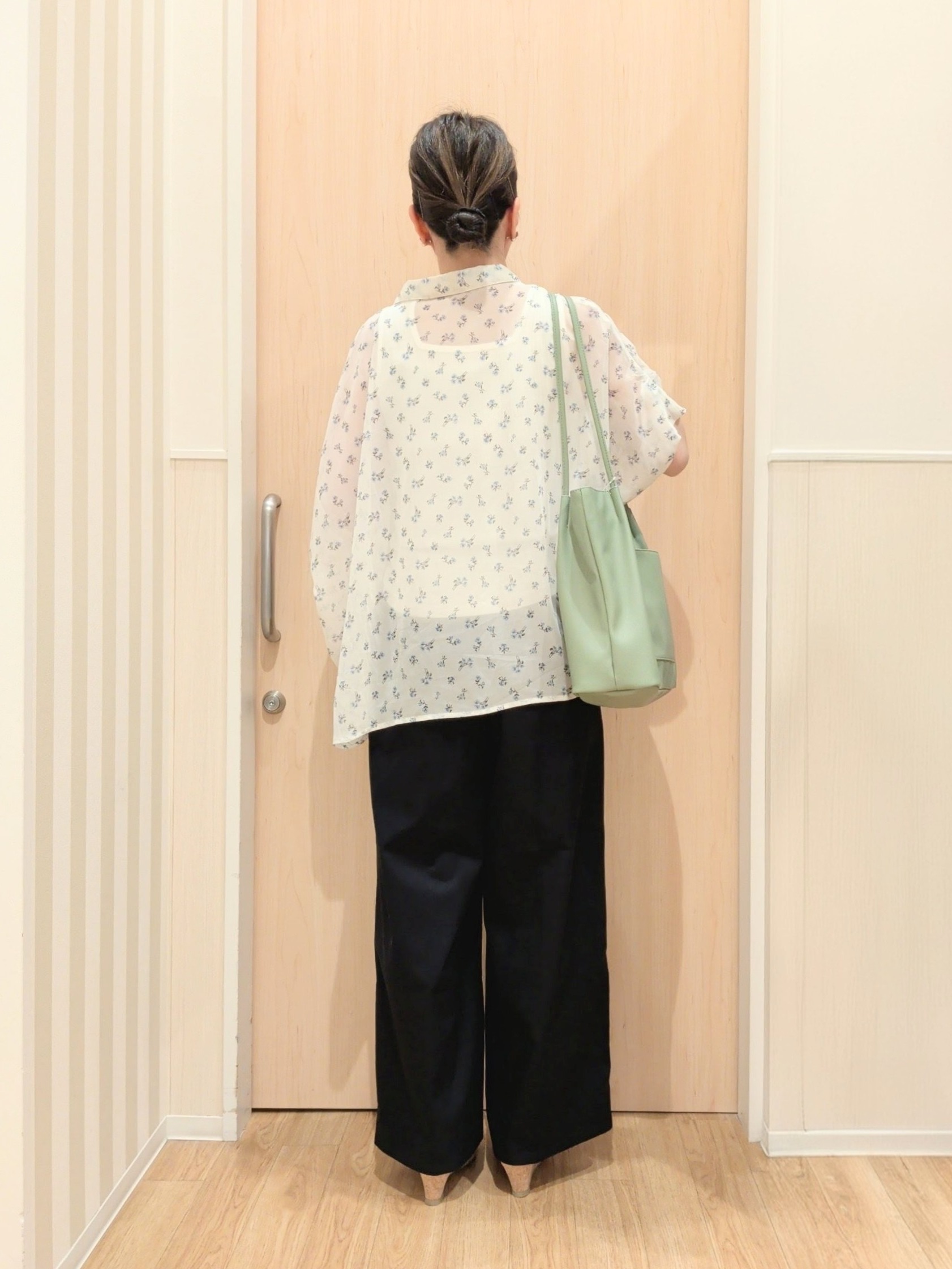 あさんの「SHOO･LA･RUE｜【洗濯機可/体型カバー】羽織るだけで雰囲気変わる 柄アソート ポンチョ風シアーシャツ」を使ったコーディネート