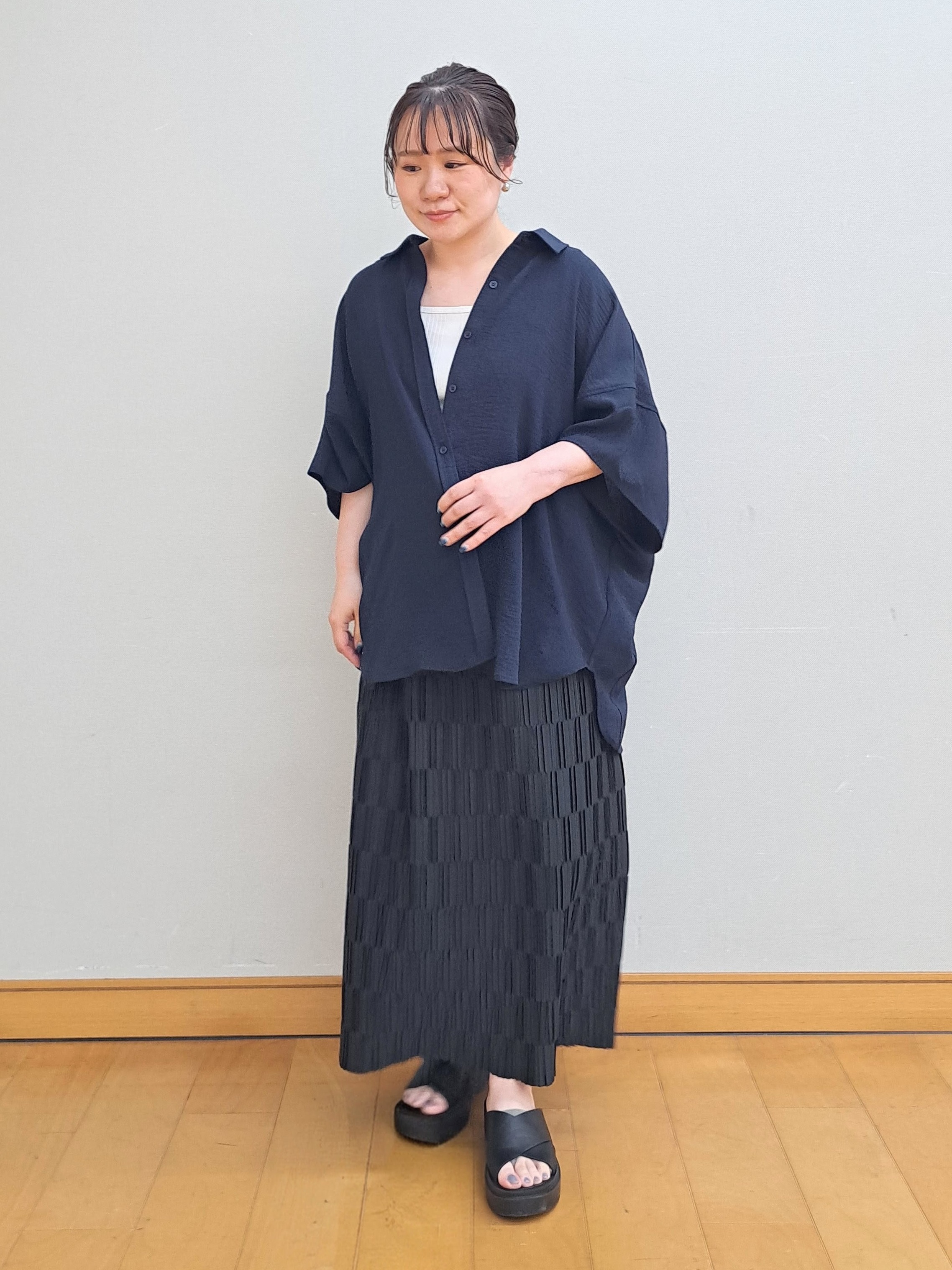 sho*さんの「SHOO･LA･RUE｜【高レビュー/洗濯後しわになりにくい/体型カバー】きちんとゆるっと 大人の抜け感 ポンチョ風カラーシ」を使ったコーディネート
