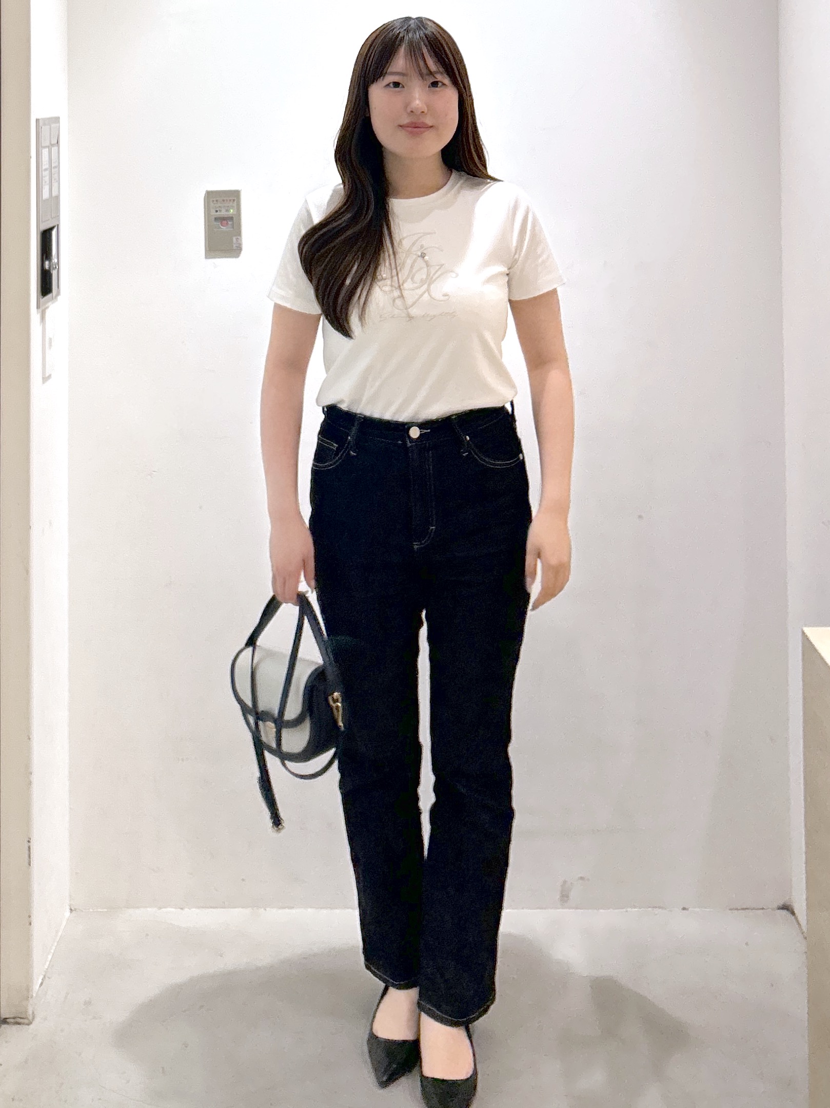 sayaさんの「OPAQUE.CLIP｜【接触冷感】ビッグロゴ刺繍ビジュー付きTシャツ《洗濯機OK／UVケア》」を使ったコーディネート