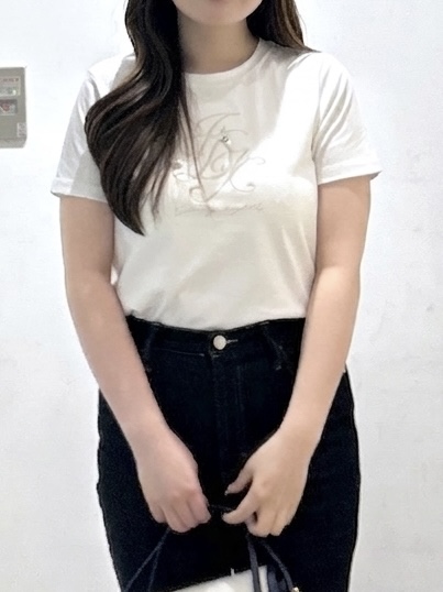 sayaさんの「OPAQUE.CLIP｜【接触冷感】ビッグロゴ刺繍ビジュー付きTシャツ《洗濯機OK／UVケア》」を使ったコーディネート