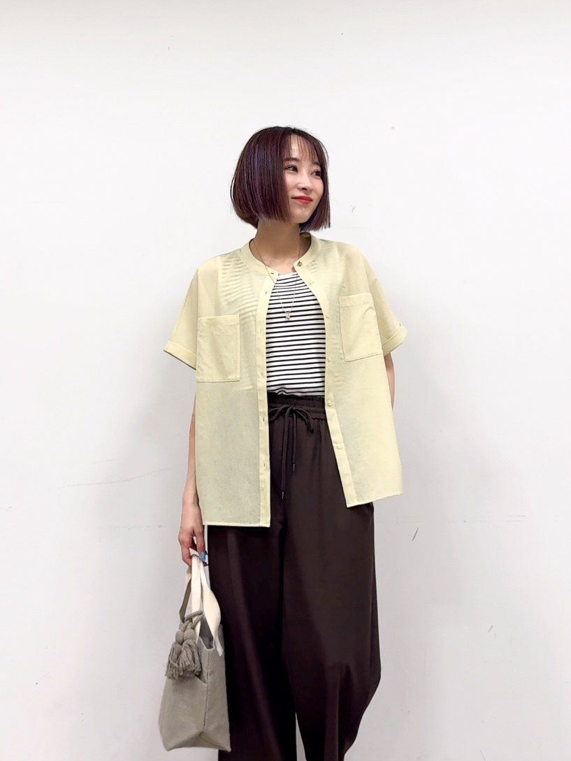 𝐜𝐡𝐢𝐤𝐚さんの「SHOO･LA･RUE｜【通気性〇/UV/S-LL】風が通り抜ける 半袖バンドカラーシアーシャツ」を使ったコーディネート