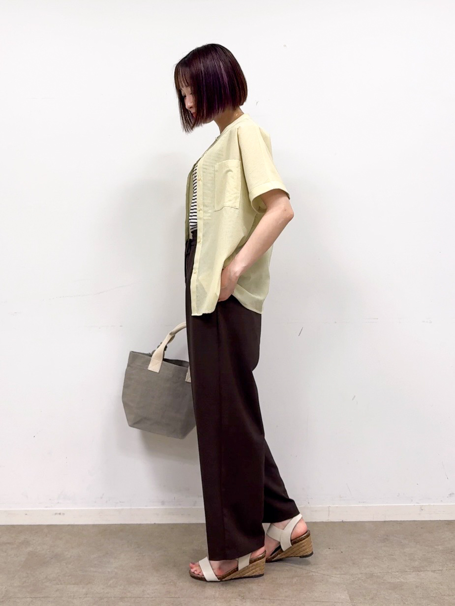 𝐜𝐡𝐢𝐤𝐚さんの「SHOO･LA･RUE｜【通気性〇/UV/S-LL】風が通り抜ける 半袖バンドカラーシアーシャツ」を使ったコーディネート