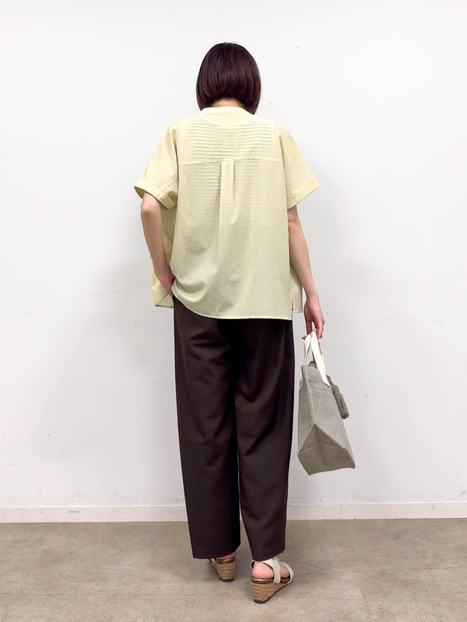 𝐜𝐡𝐢𝐤𝐚さんの「SHOO･LA･RUE｜【通気性〇/UV/S-LL】風が通り抜ける 半袖バンドカラーシアーシャツ」を使ったコーディネート