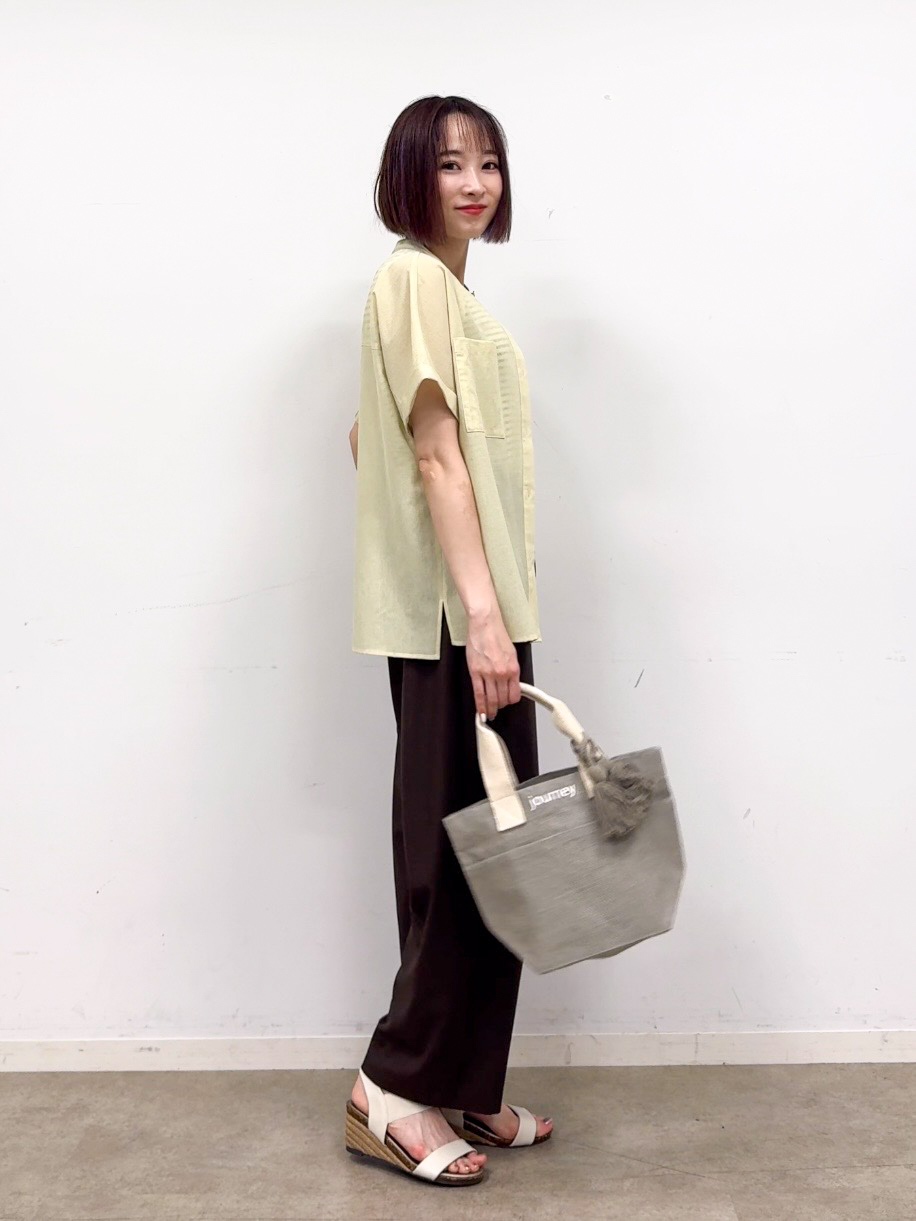 𝐜𝐡𝐢𝐤𝐚さんの「SHOO･LA･RUE｜【通気性〇/UV/S-LL】風が通り抜ける 半袖バンドカラーシアーシャツ」を使ったコーディネート