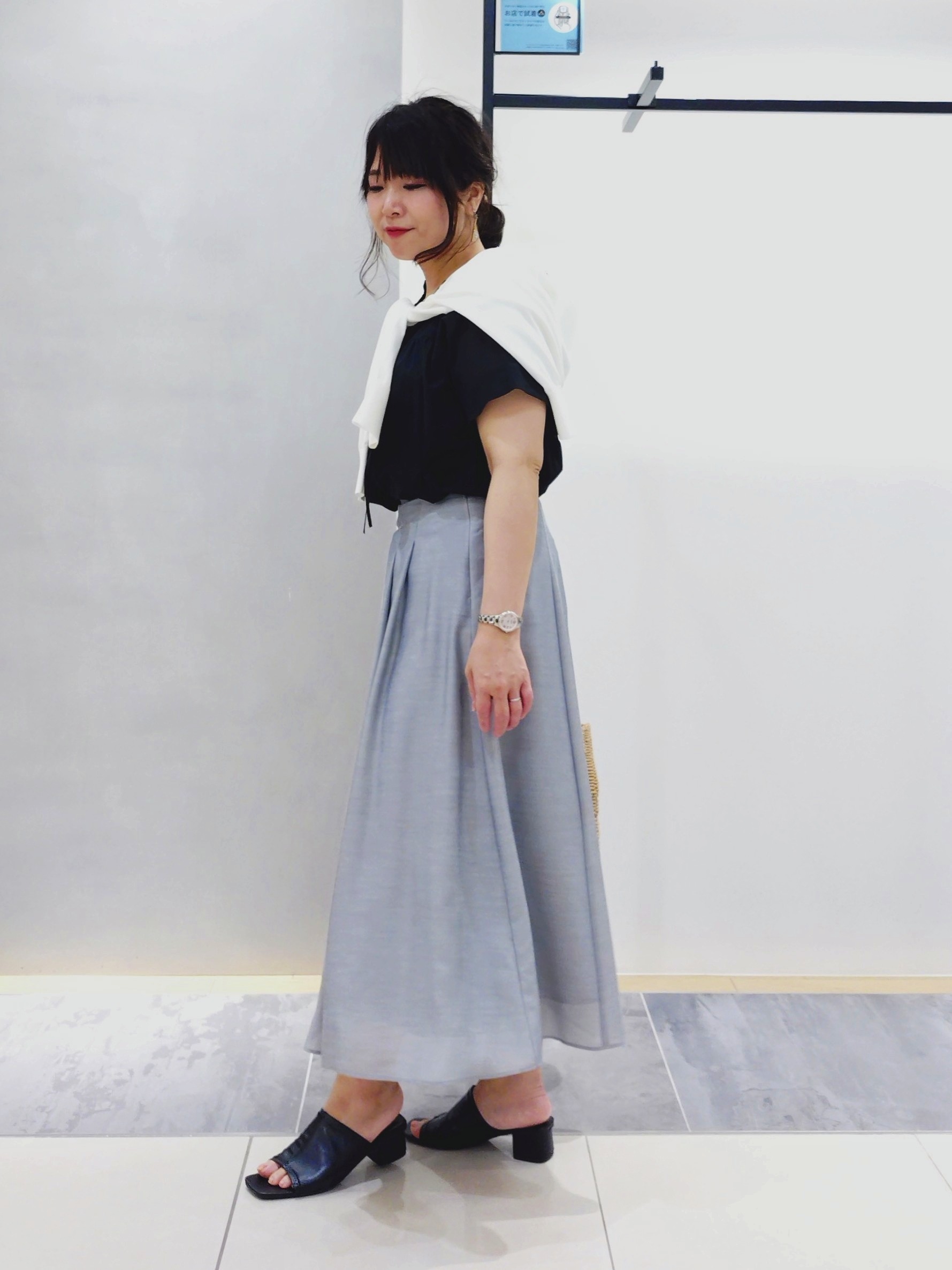 TOMOMIさんの「INDIVI｜【接触冷感／洗える／SETUP可能】シアーシャンブレータックフレアスカート」を使ったコーディネート