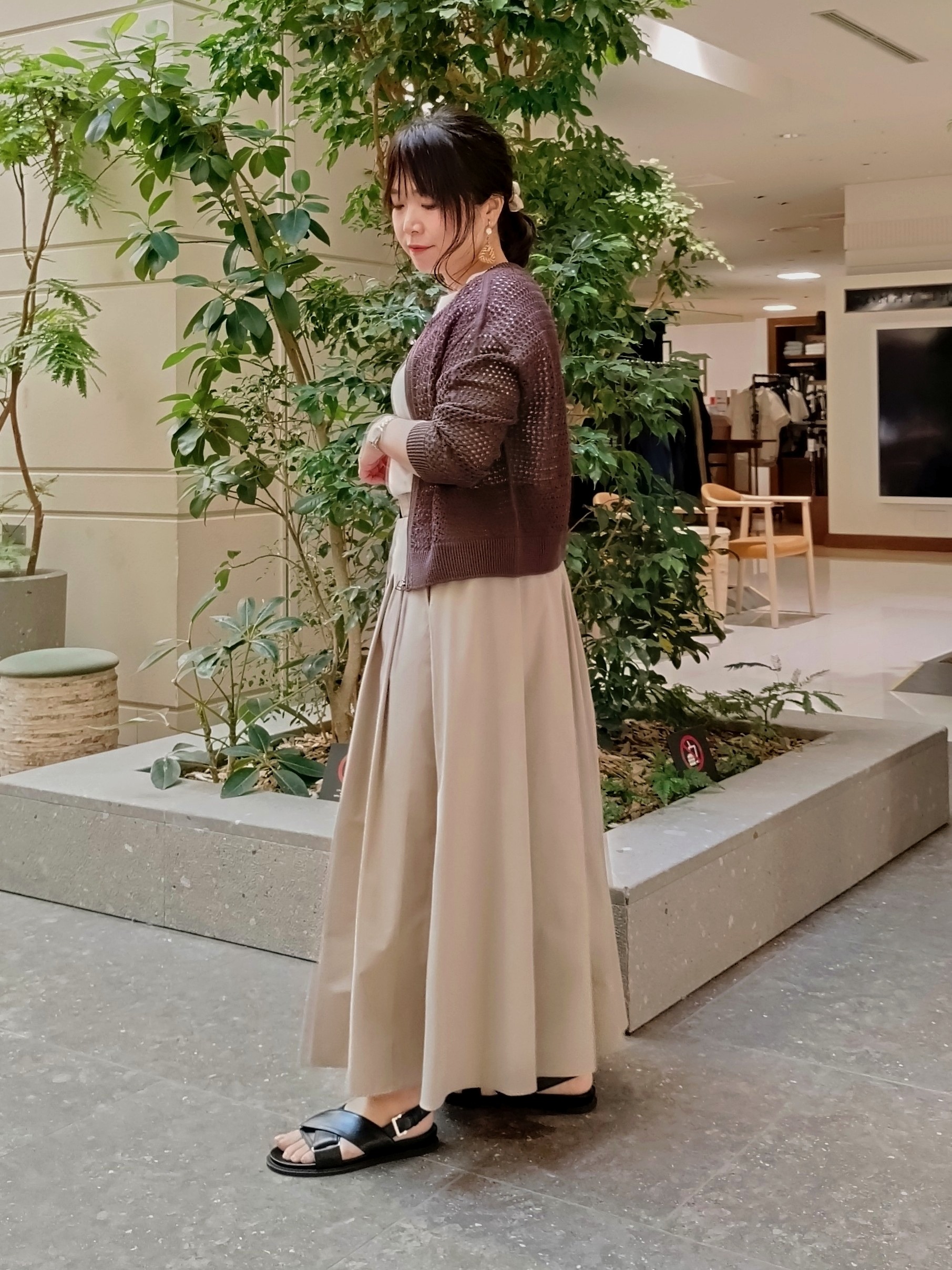 TOMOMIさんの「INDIVI｜【汗ジミ防止／褒められTシャツ】上品カジュアル！ドルマンTシャツ」を使ったコーディネート