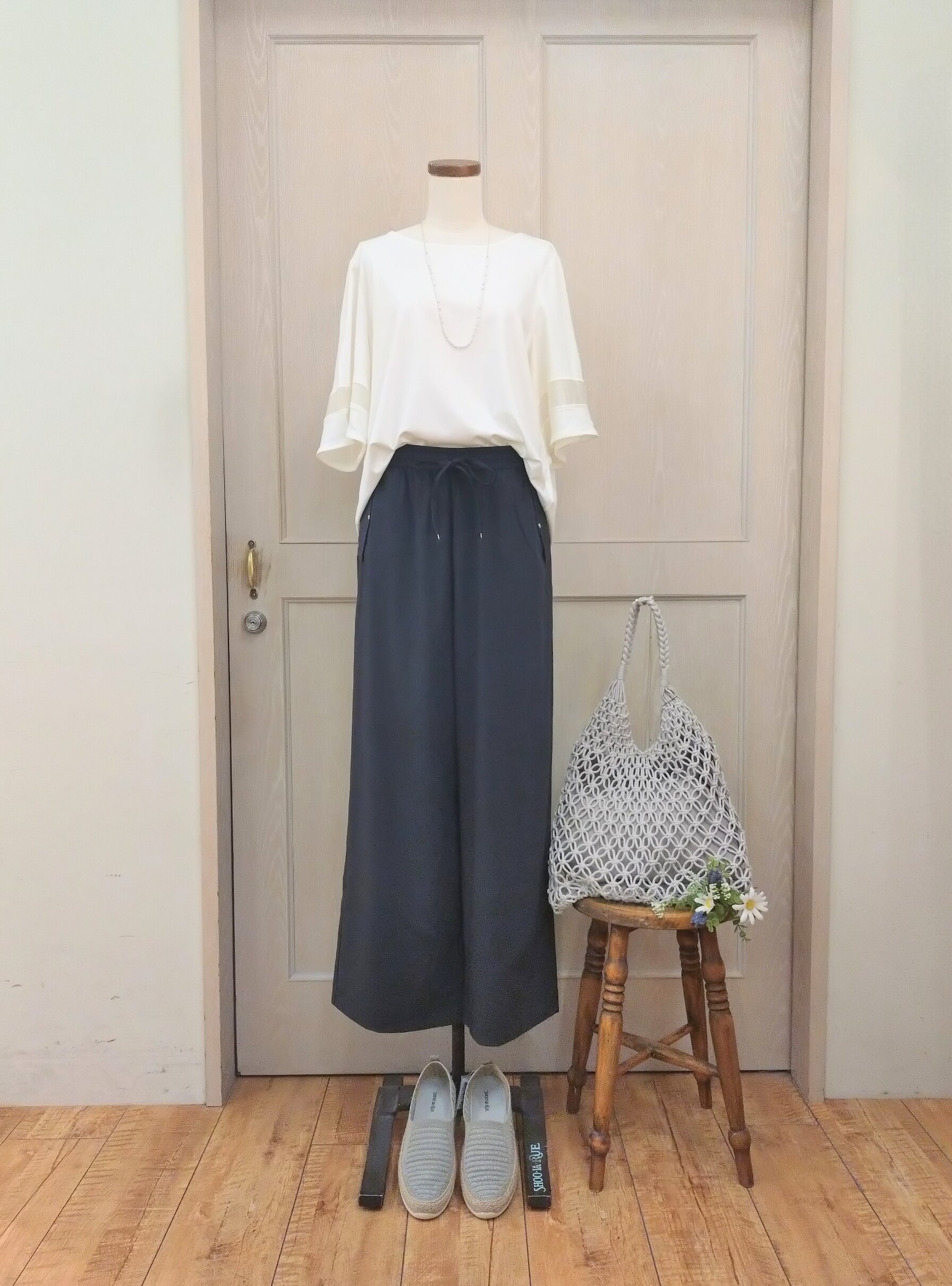 asaさんの「SHOO･LA･RUE｜【高レビュー/洗濯後しわになりにくい/体型カバー】きちんとゆるっと 大人の抜け感 ポンチョ風カラーシ」を使ったコーディネート