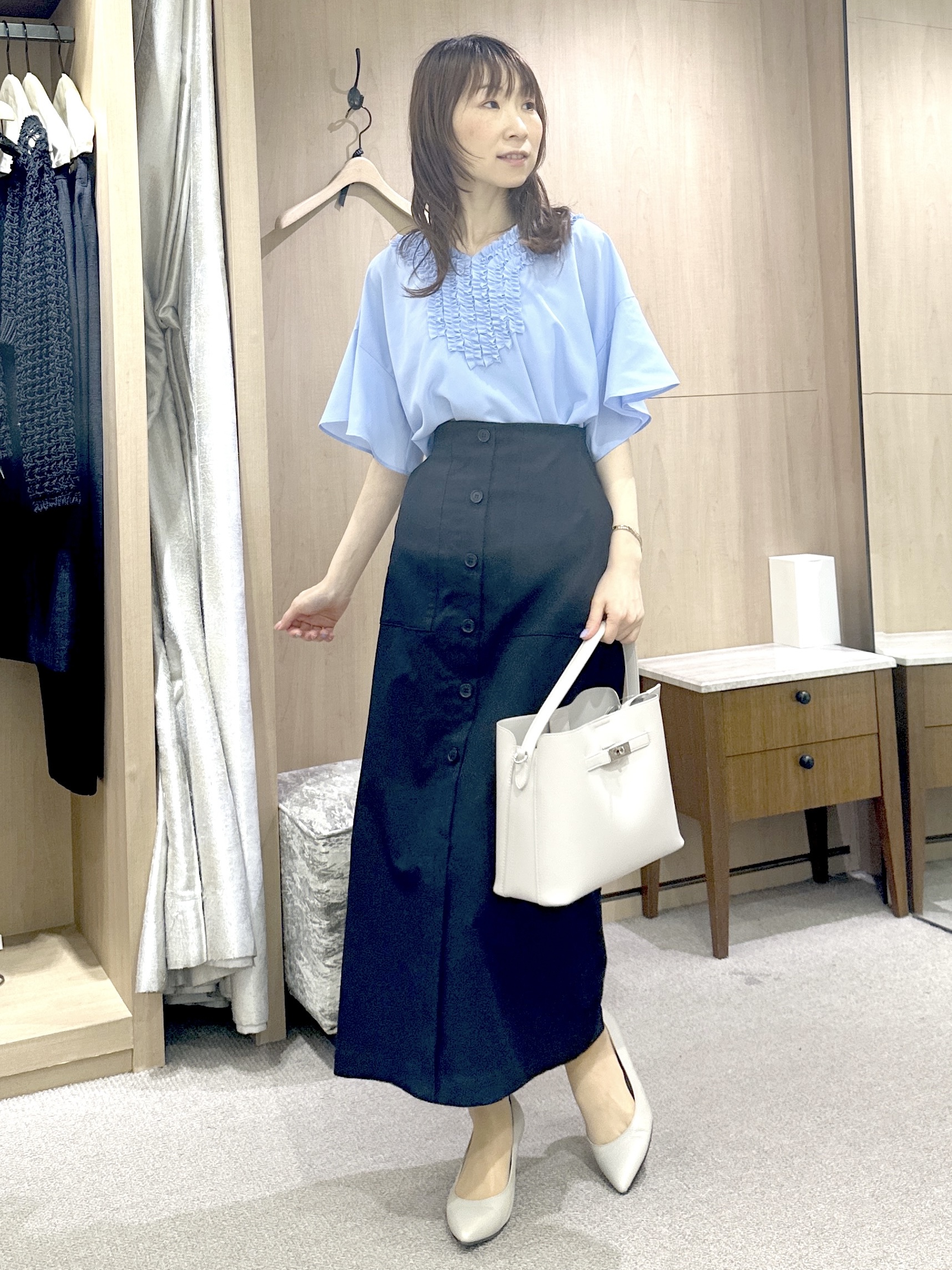 Miwaさんの「UNTITLED｜【接触冷感/通気性/洗える】Vネックフリルブラウス」を使ったコーディネート