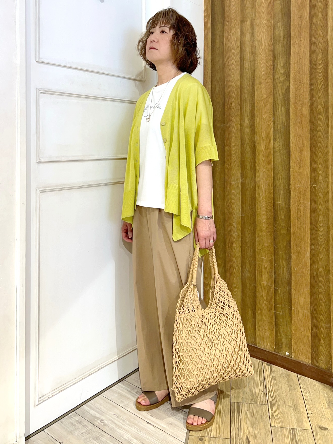 yuriyuriさんの「SHOO･LA･RUE｜【洗濯機可/体型カバー】上品ラメがきらめく シアーポンチョ風カーディガン」を使ったコーディネート