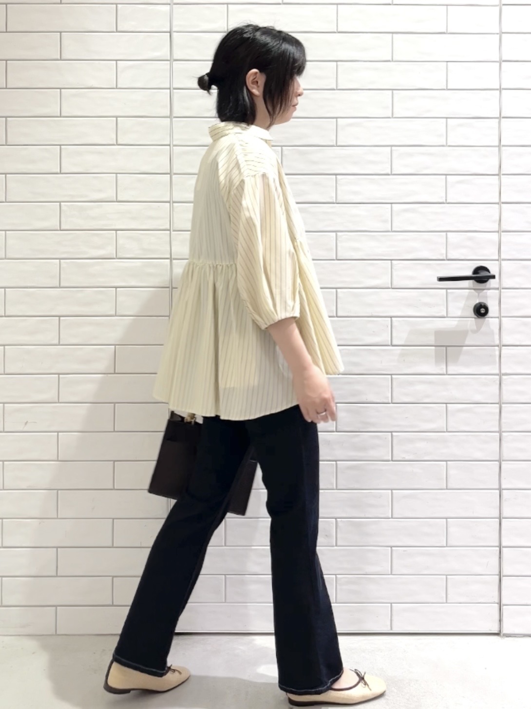 しおりさんの「OPAQUE.CLIP｜スキッパーペプラムブラウス【洗濯機OK】」を使ったコーディネート