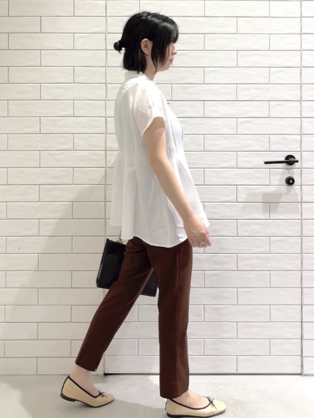しおりさんの「OPAQUE.CLIP｜【接触冷感／吸水速乾】リネンライク タックフレンチスリーブブラウス《洗濯機OK》」を使ったコーディネート