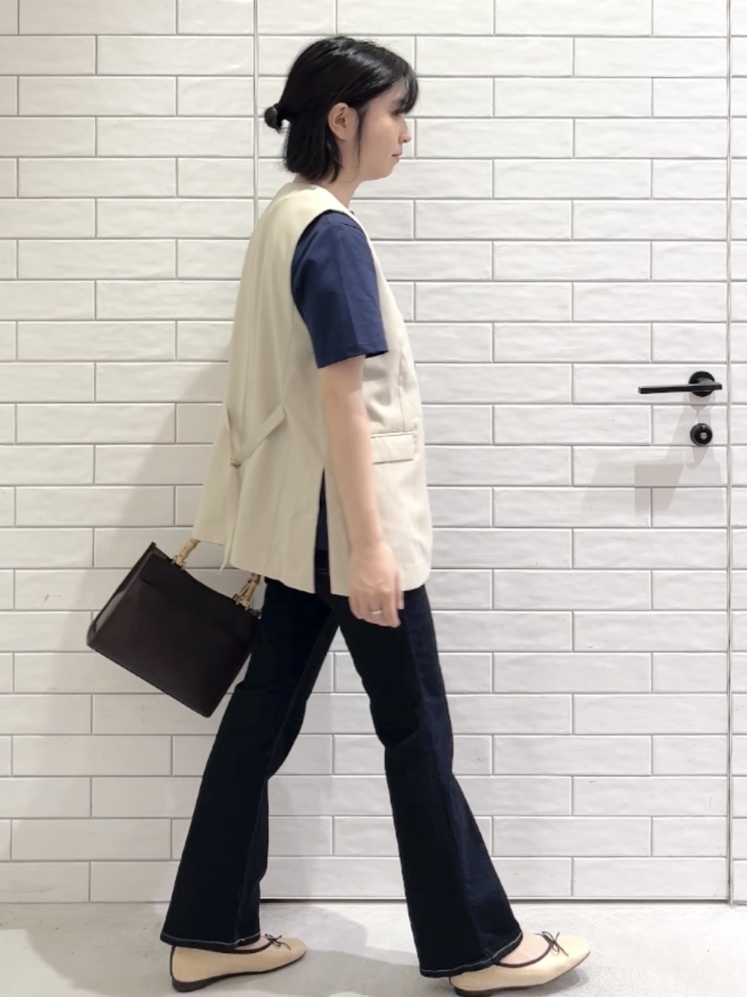 しおりさんの「OPAQUE.CLIP｜リネンライク Vネックジレ【洗濯機OK】」を使ったコーディネート