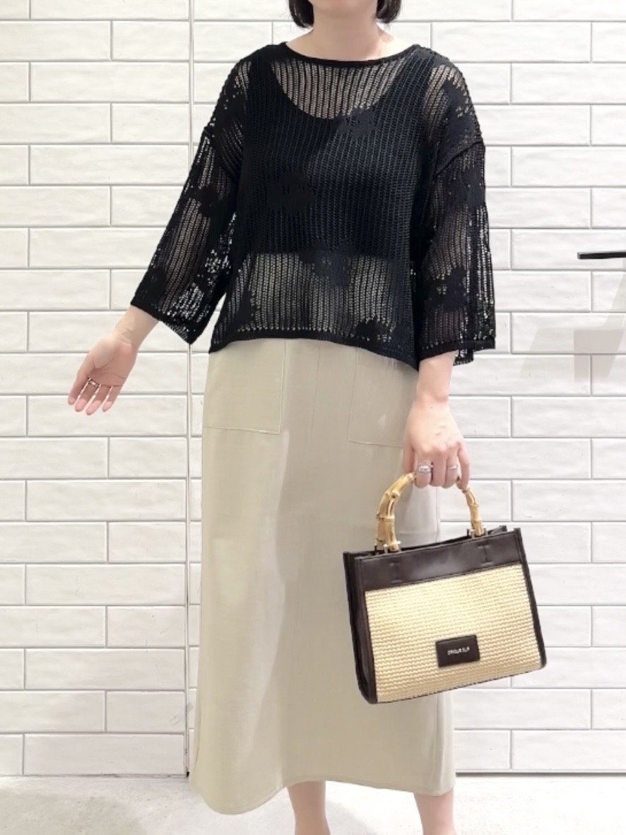 しおりさんの「OPAQUE.CLIP｜フラワーモチーフメッシュニット【洗濯機OK】」を使ったコーディネート