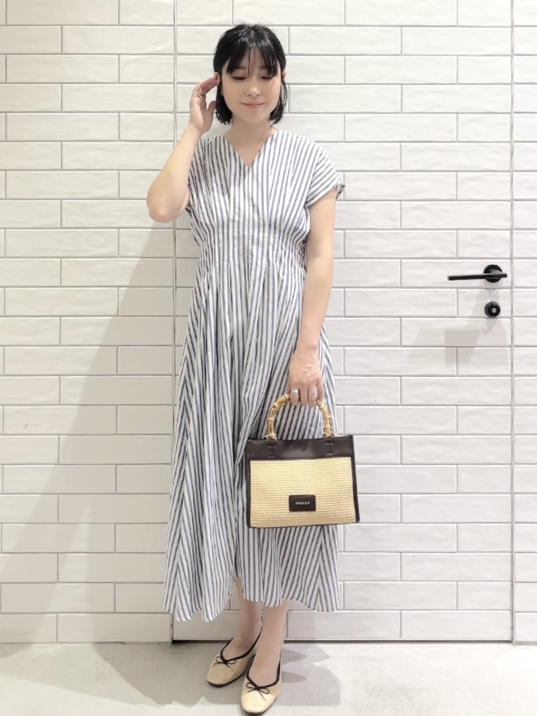 しおりさんの「OPAQUE.CLIP｜Vネックウエストタックワンピース【イージーアイロン/洗濯機OK】」を使ったコーディネート