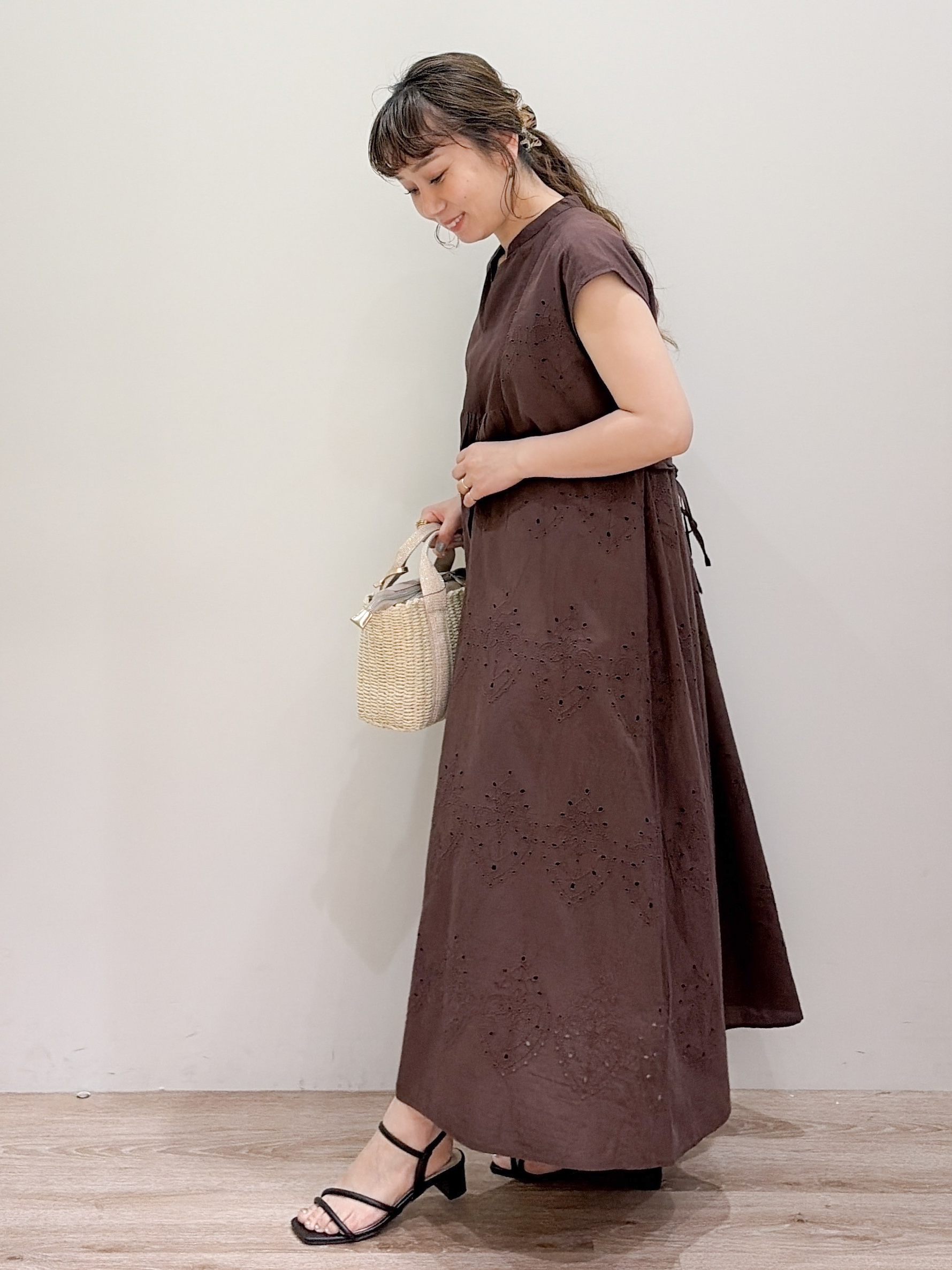 risayanさんの「OPAQUE.CLIP｜アイレットレース刺繍ワンピース【洗える】」を使ったコーディネート