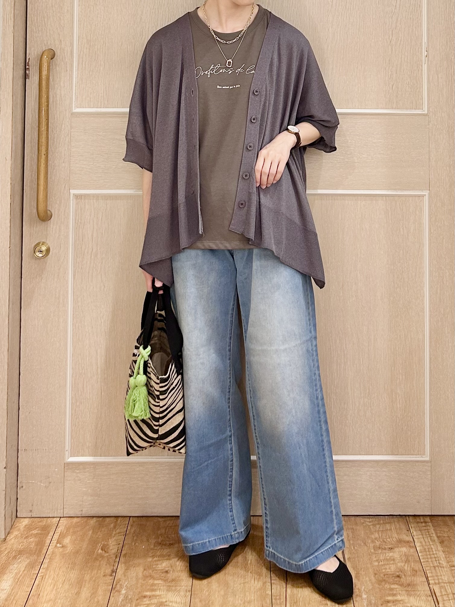 ちぐささんの「SHOO･LA･RUE｜【洗濯機可/体型カバー】上品ラメがきらめく シアーポンチョ風カーディガン」を使ったコーディネート