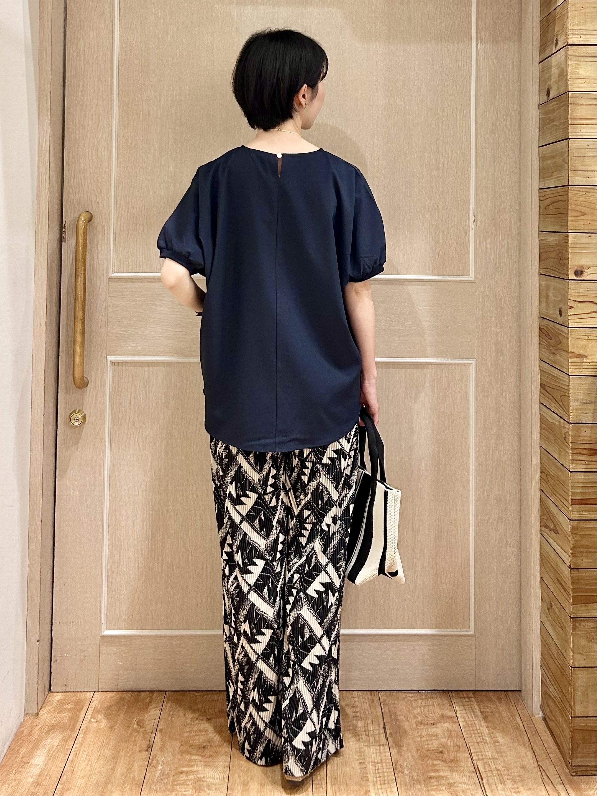 ちぐささんの「SHOO･LA･RUE｜【洗濯後しわになりにくい】インせず着られる さらっとタッチのドルマンブラウス」を使ったコーディネート