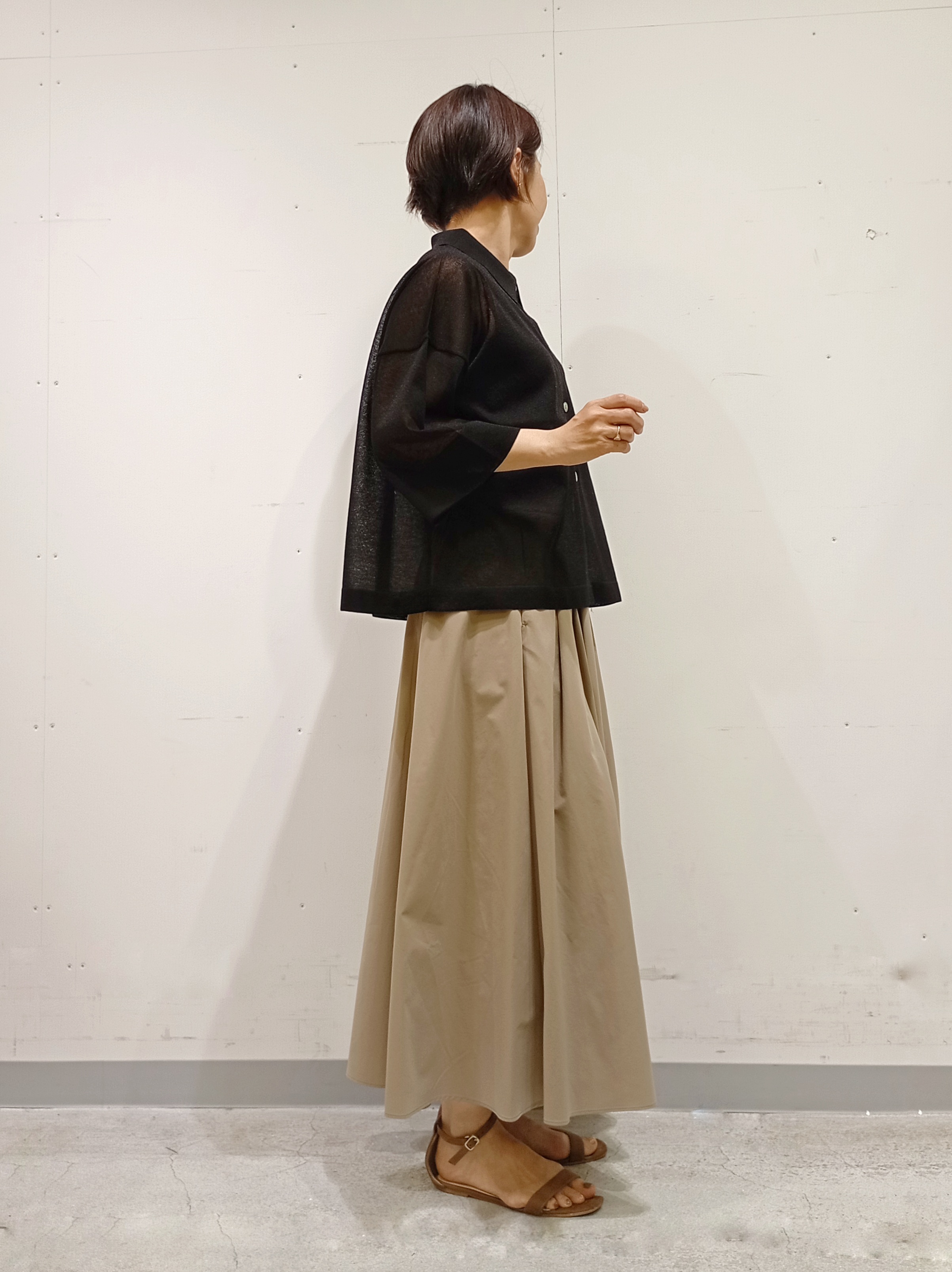 Kさんの「INDIVI｜【撥水／UVケア／SETUP可能】軽量マキシ丈タックスカート」を使ったコーディネート