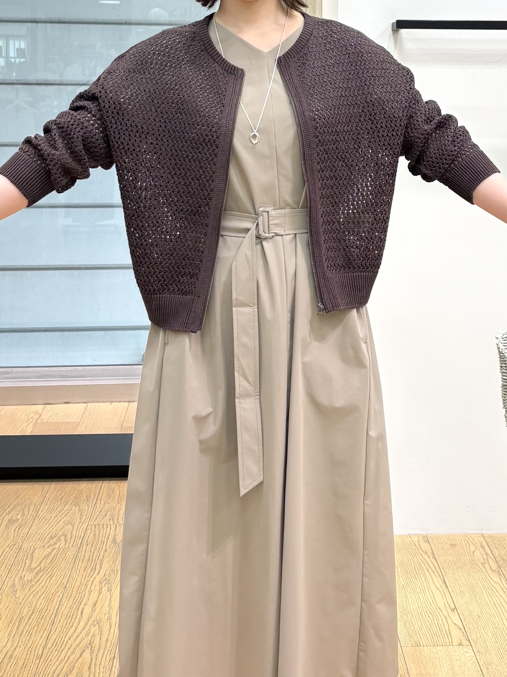 asamiさんの「INDIVI｜【撥水／UVケア／SETUP可能】軽量ベルト付きAラインワンピース」を使ったコーディネート