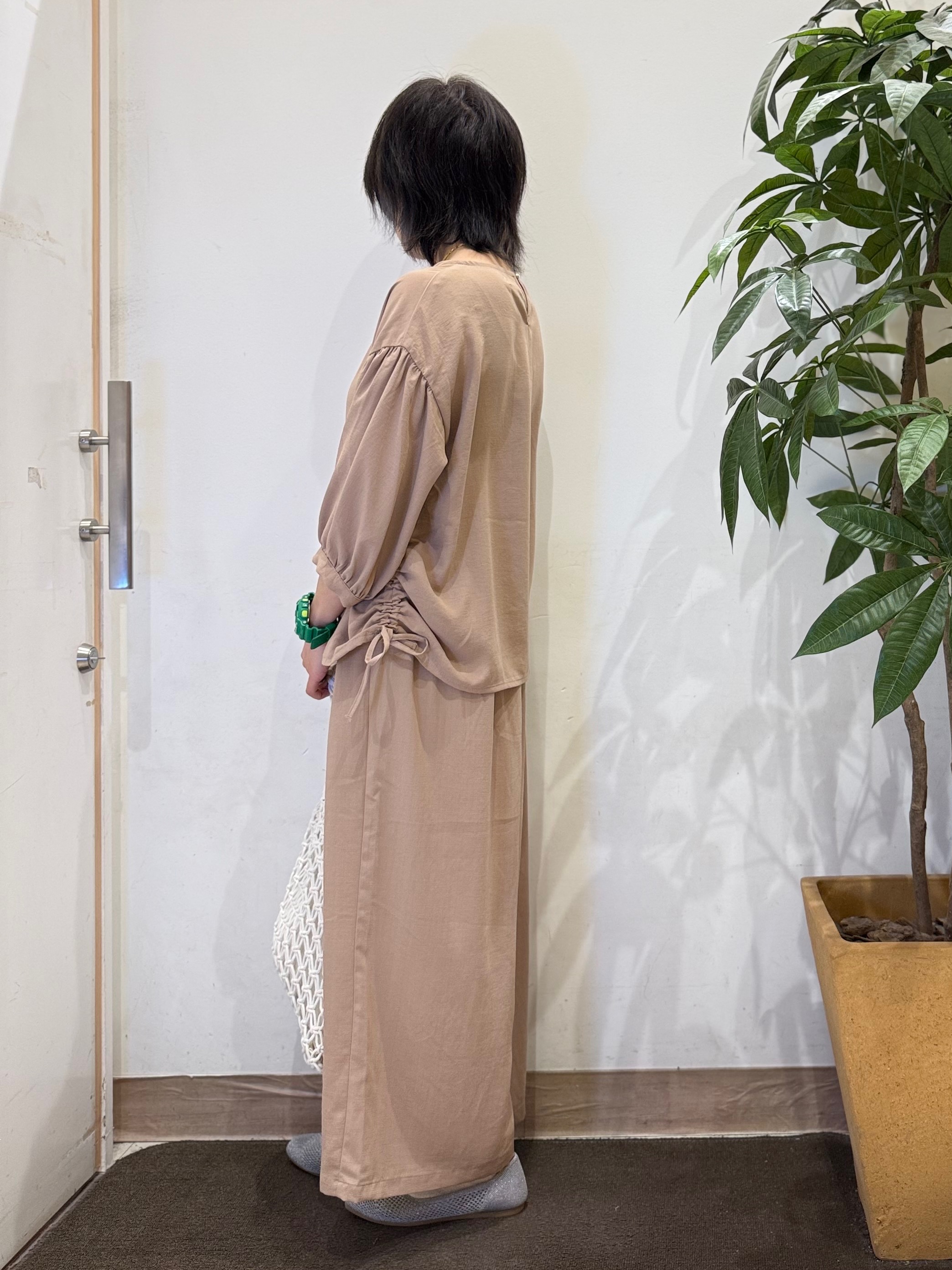 misakiさんの「SHOO･LA･RUE｜【セットアップ可/S-LL/洗濯機可】体型カバーも叶う さらり麻調シャーリングブラウス」を使ったコーディネート