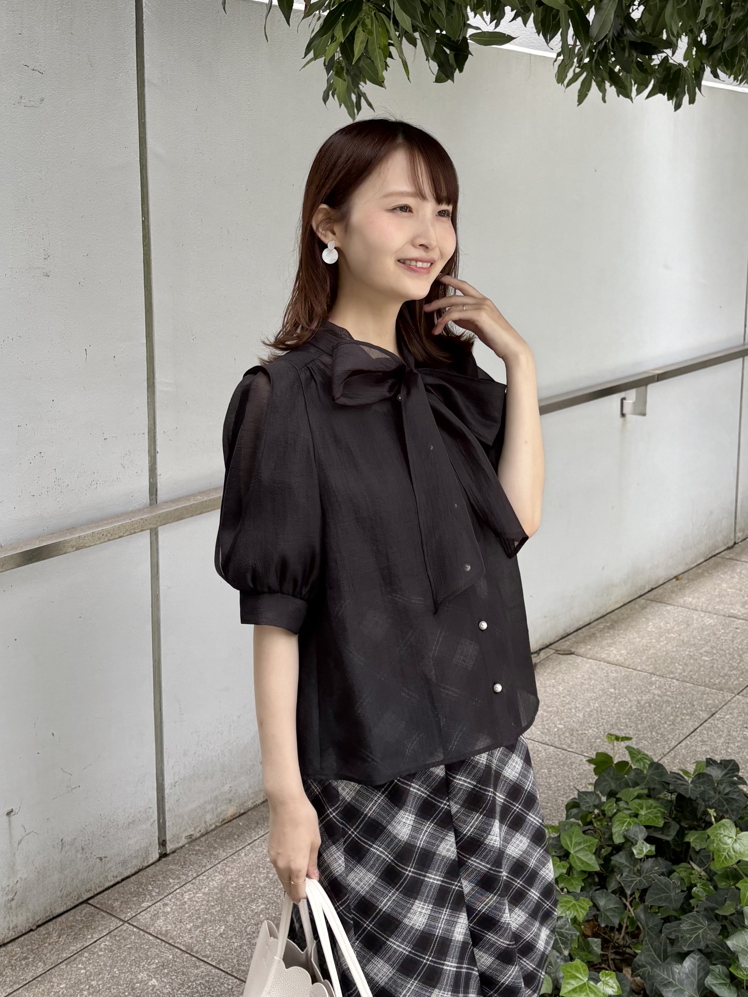 みさかさんの「index｜【マツコの知らない世界で紹介】オーガンシアーリボンフリルブラウス《洗濯機OK／イージーアイロン》」を使ったコーディネート