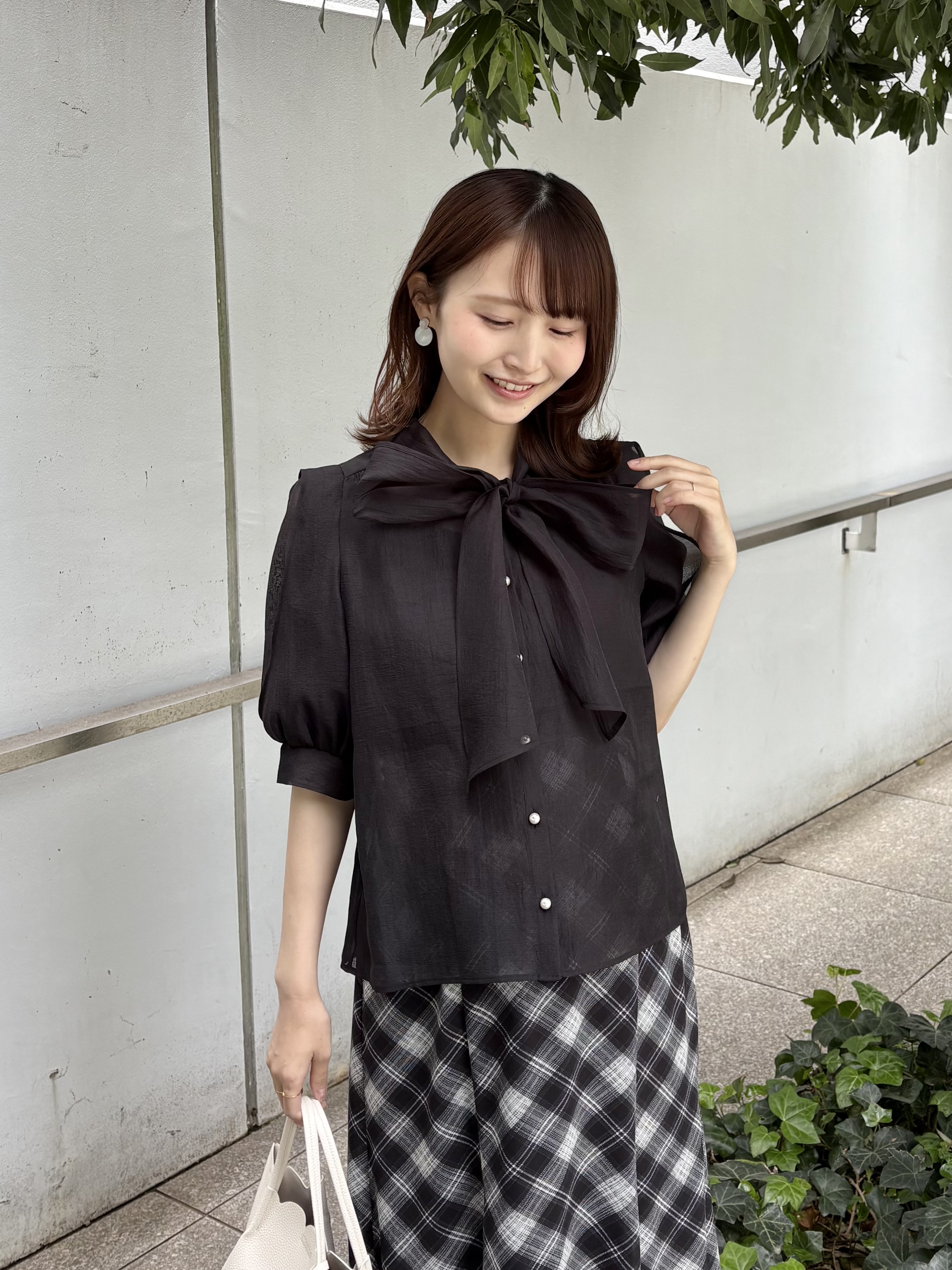 みさかさんの「index｜【マツコの知らない世界で紹介】オーガンシアーリボンフリルブラウス《洗濯機OK／イージーアイロン》」を使ったコーディネート