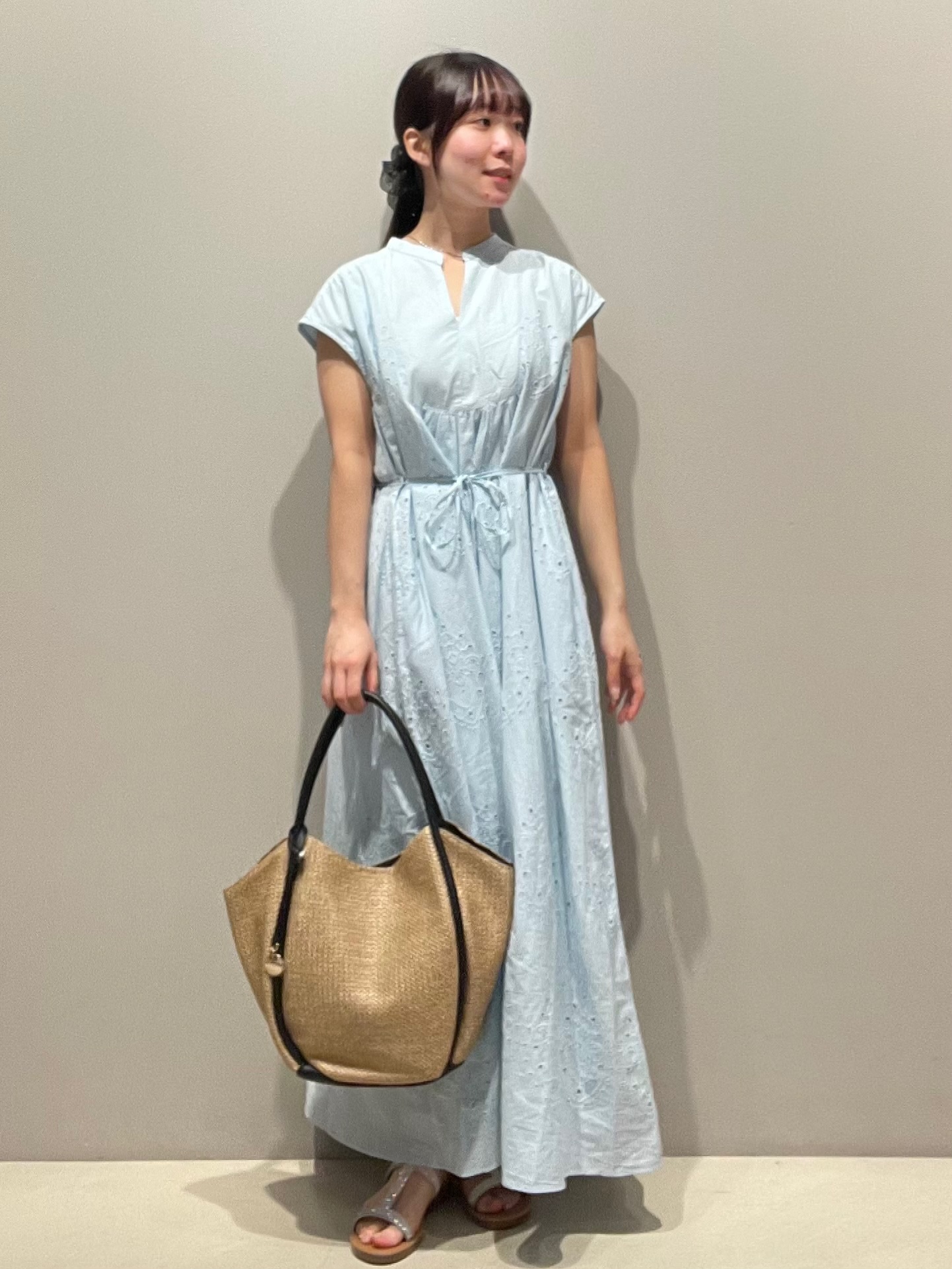 mikiさんの「OPAQUE.CLIP｜アイレットレース刺繍ワンピース【洗える】」を使ったコーディネート