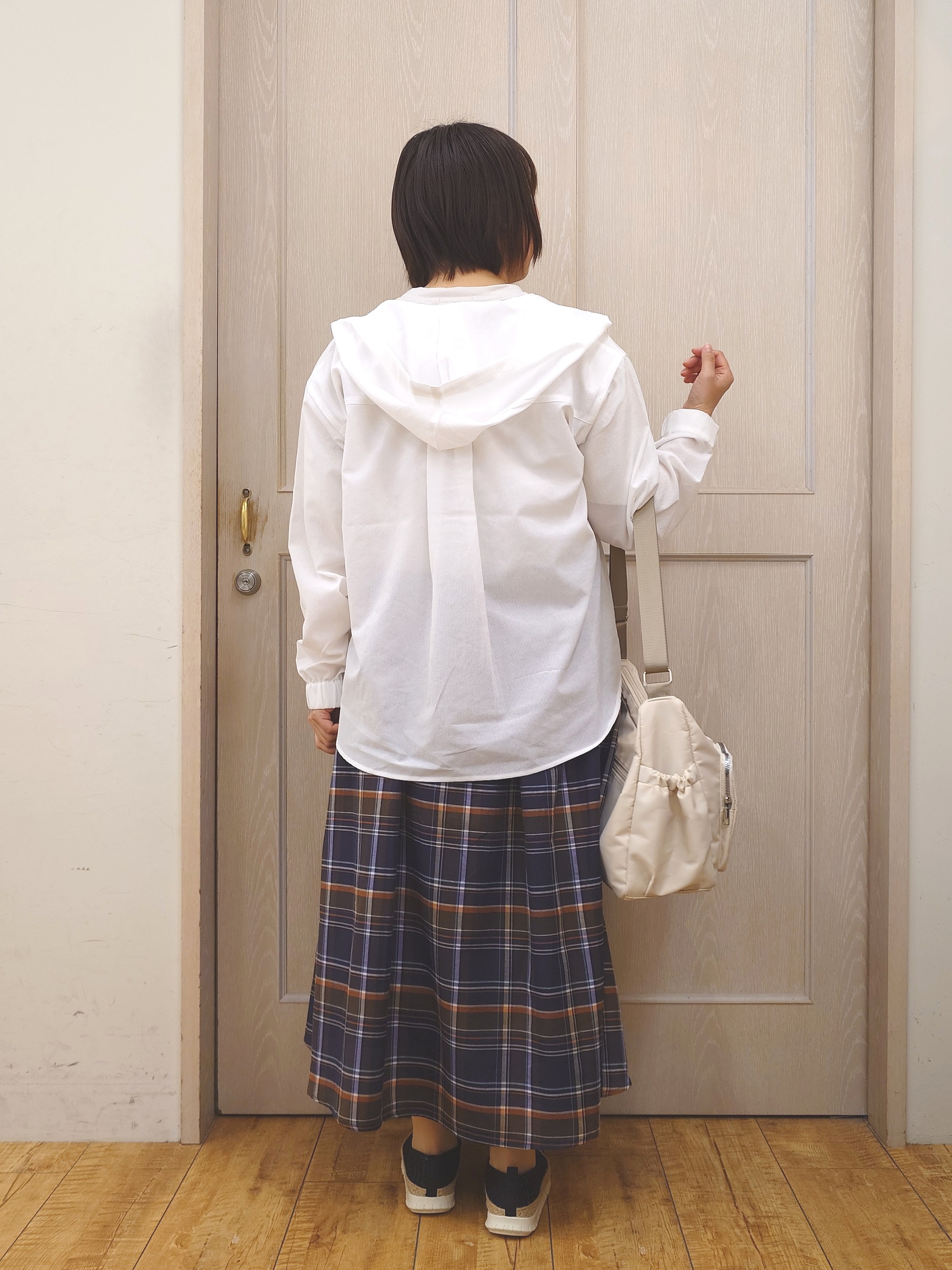 とろろさんの「SHOO･LA･RUE｜【通気性〇/洗濯機可/S-LL】UVカット機能付き ライトな着心地シャツパーカ」を使ったコーディネート