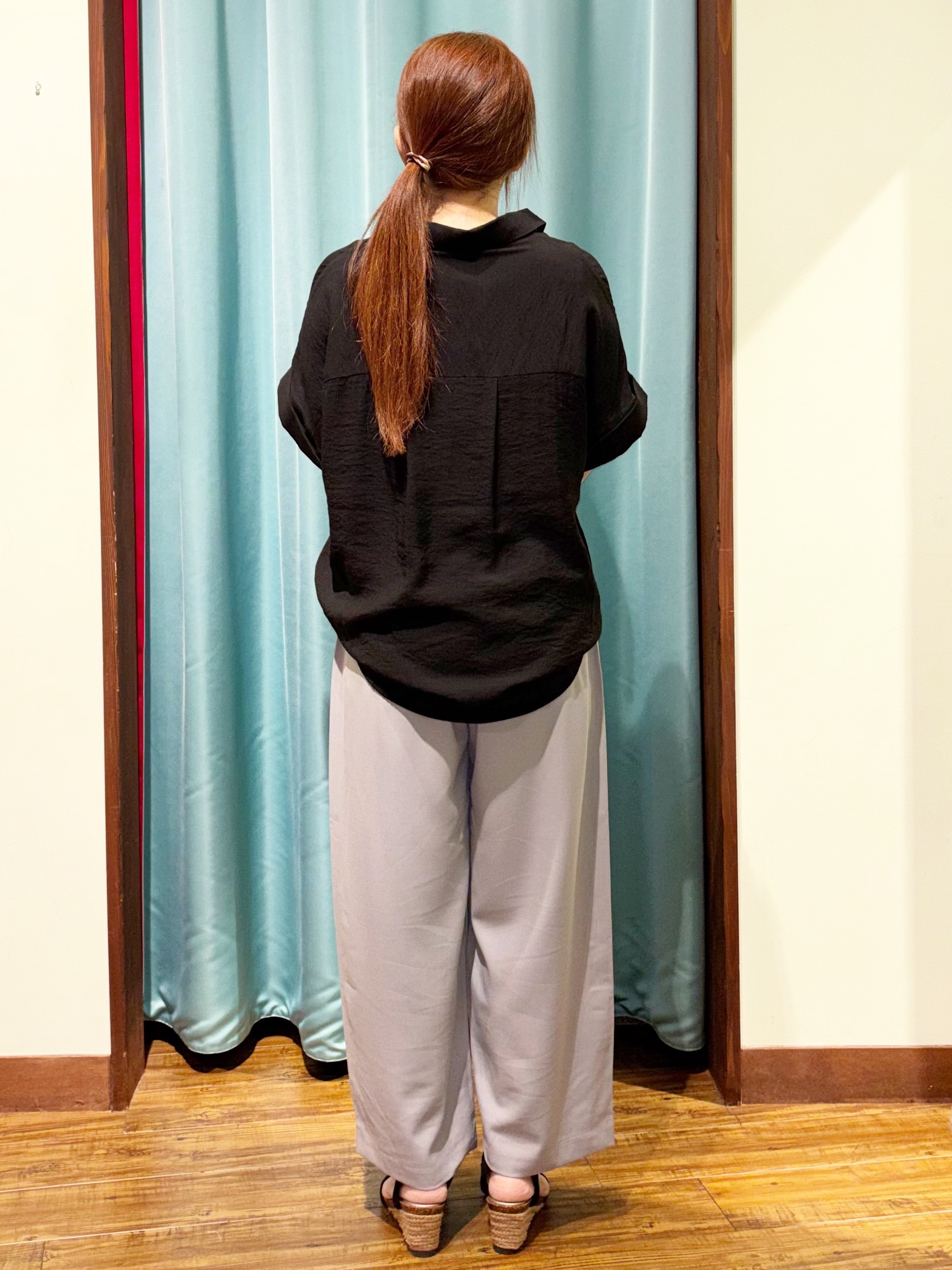 tukiさんの「SHOO･LA･RUE｜【S-LL/洗濯機可】インせず着られる 裾タック スキッパーシャツ」を使ったコーディネート