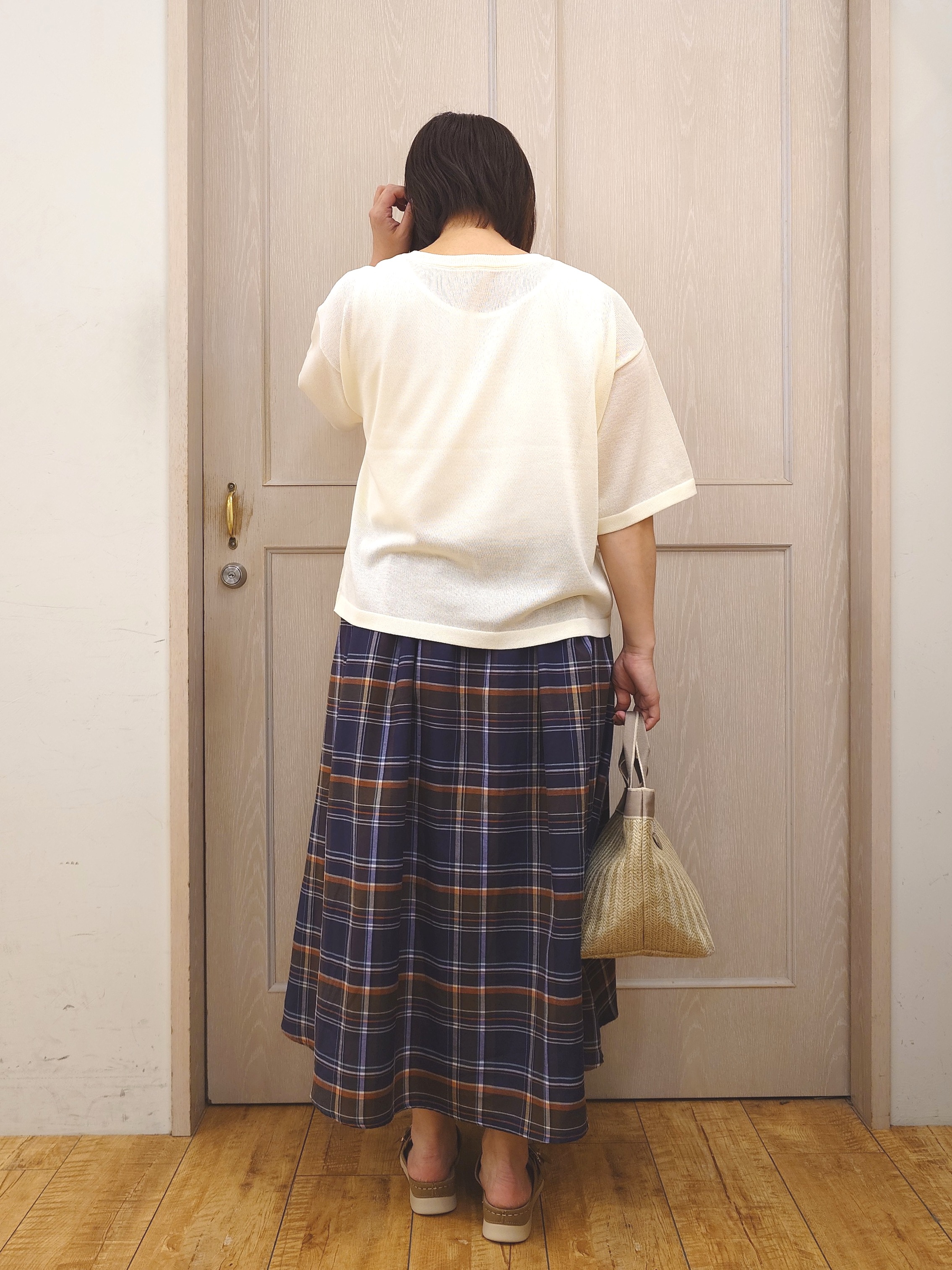 とろろさんの「SHOO･LA･RUE｜【体型カバー】程よい透け感 デザインアソート 5分袖シアーニット」を使ったコーディネート