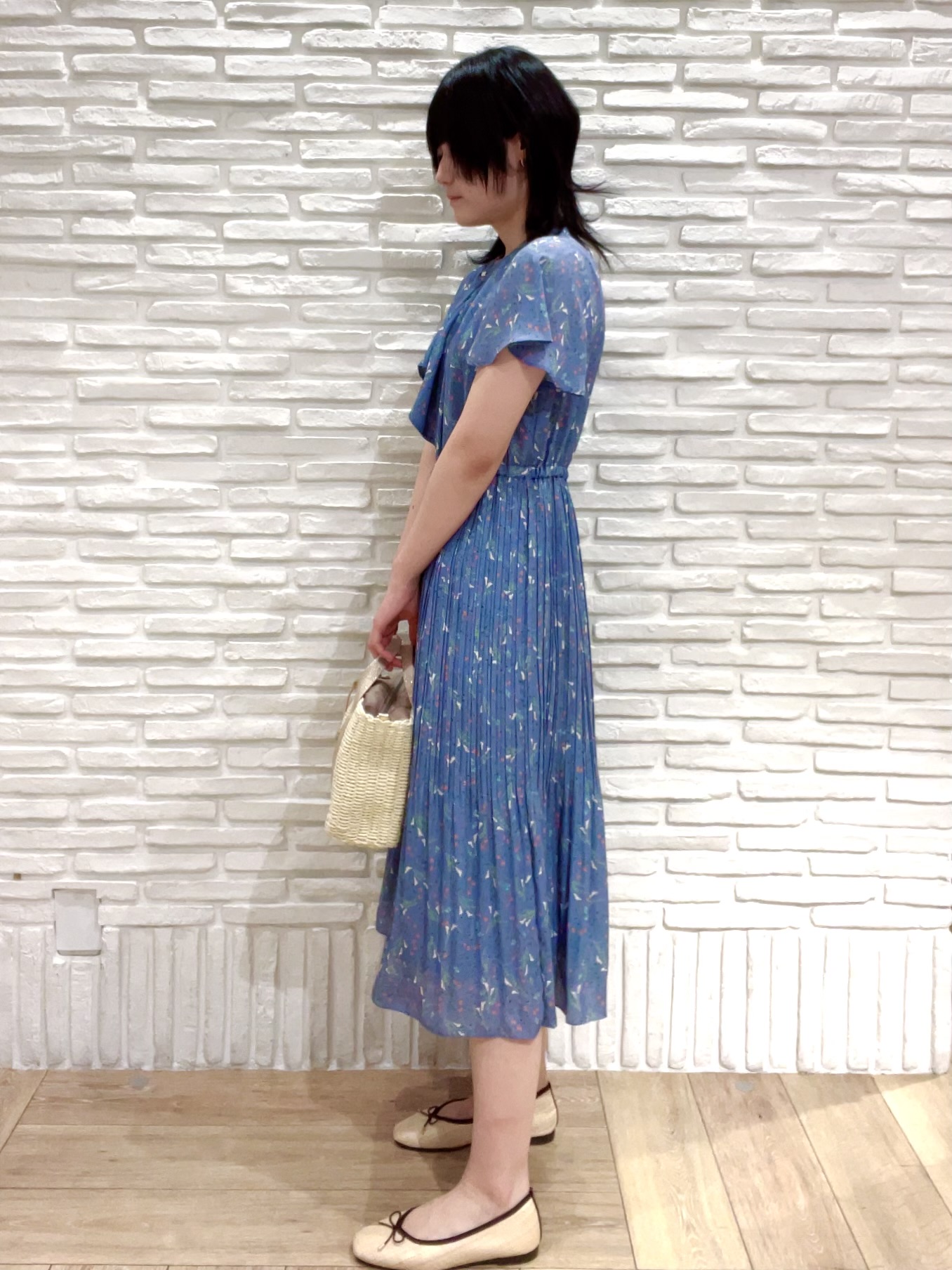 すいさんの「index｜◆【日比谷花壇コラボ】ラッフルタイプリーツワンピース【防シワ/洗濯機OK】」を使ったコーディネート
