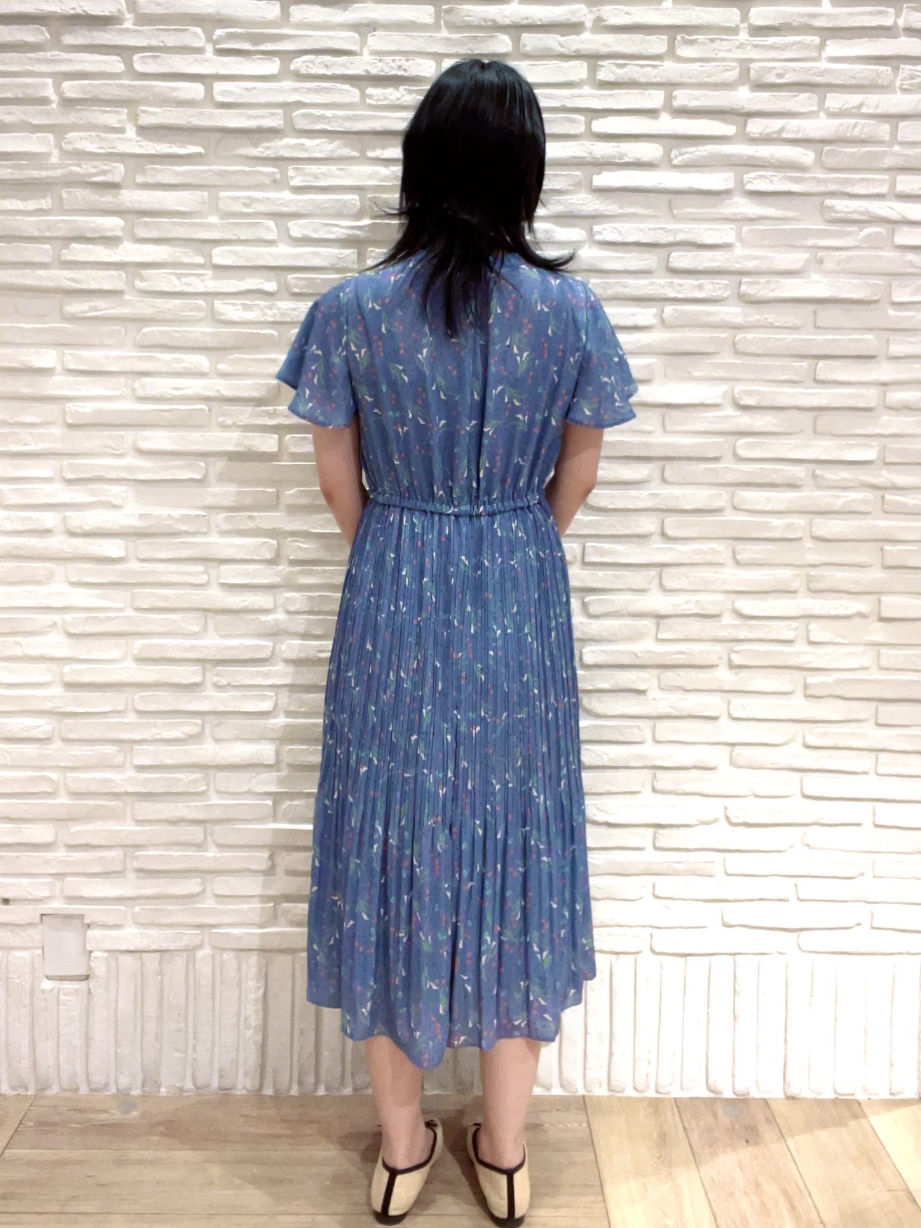 すいさんの「index｜◆【日比谷花壇コラボ】ラッフルタイプリーツワンピース【防シワ/洗濯機OK】」を使ったコーディネート