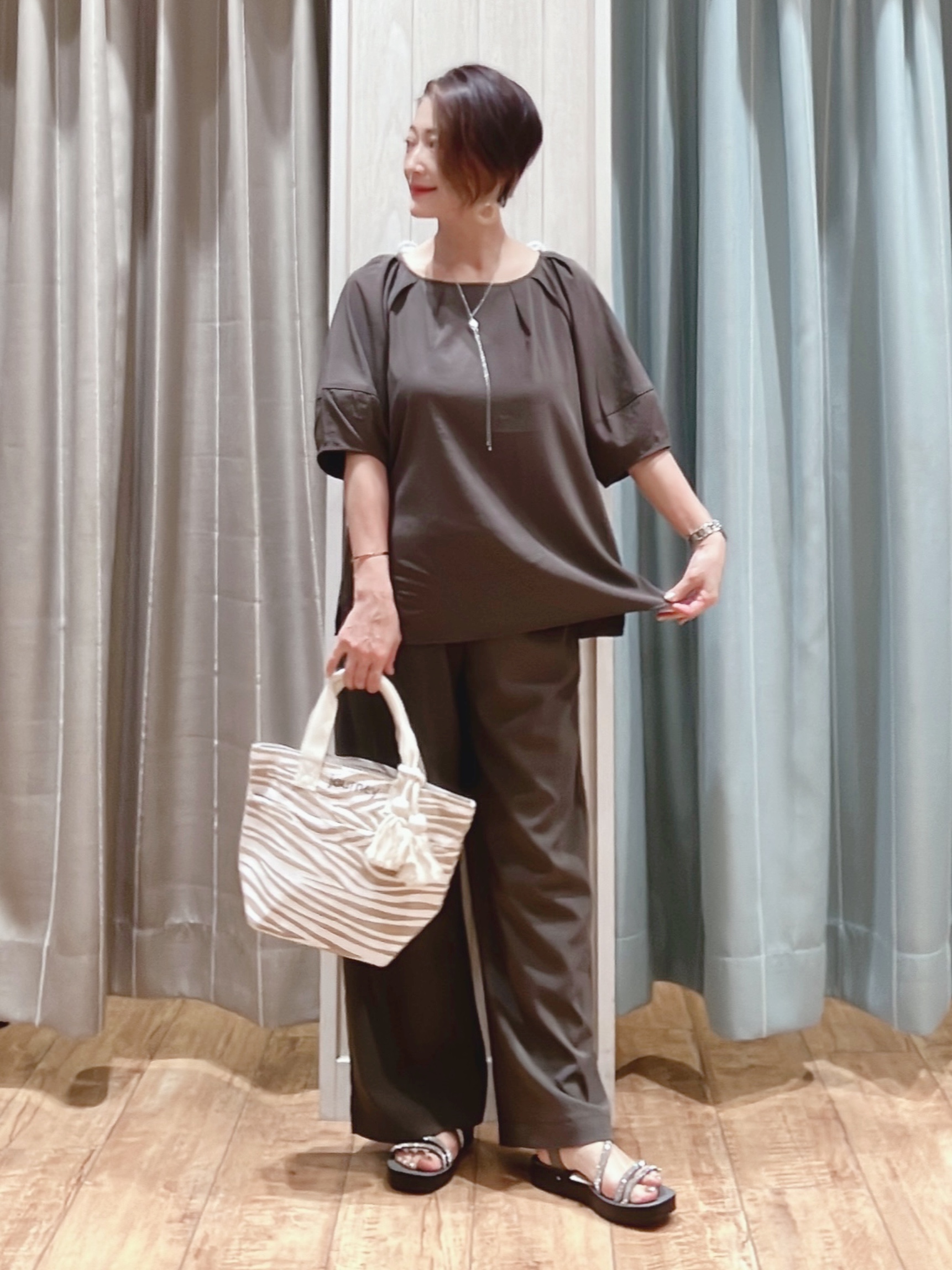 aaamiさんの「SHOO･LA･RUE｜【S-LL/洗濯機可/セットアップ可】軽凛(かろりん) タックブラウス」を使ったコーディネート