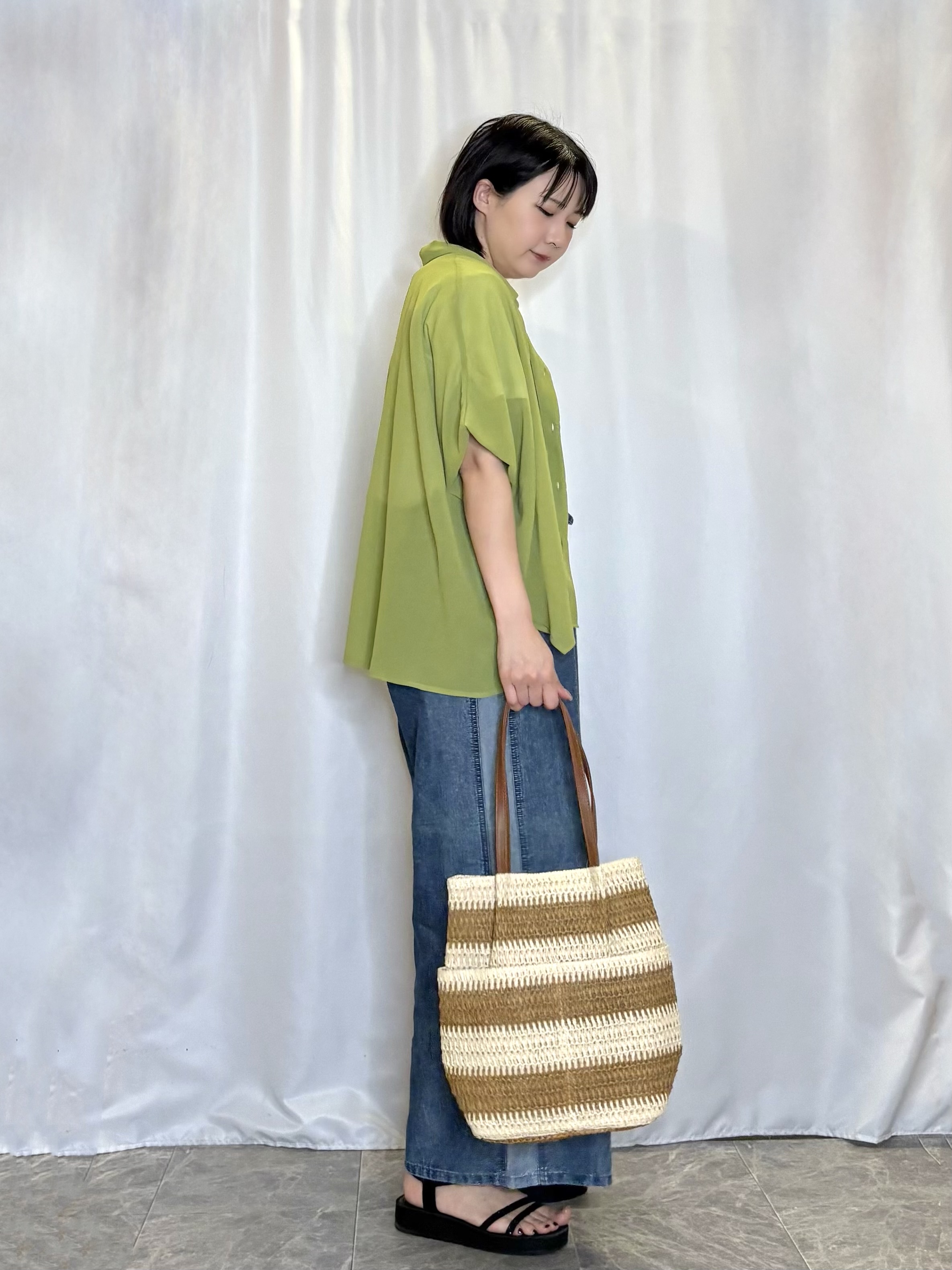 ネリさんの「SHOO･LA･RUE｜【洗濯機可/体型カバー】羽織るだけで雰囲気変わる 柄アソート ポンチョ風シアーシャツ」を使ったコーディネート