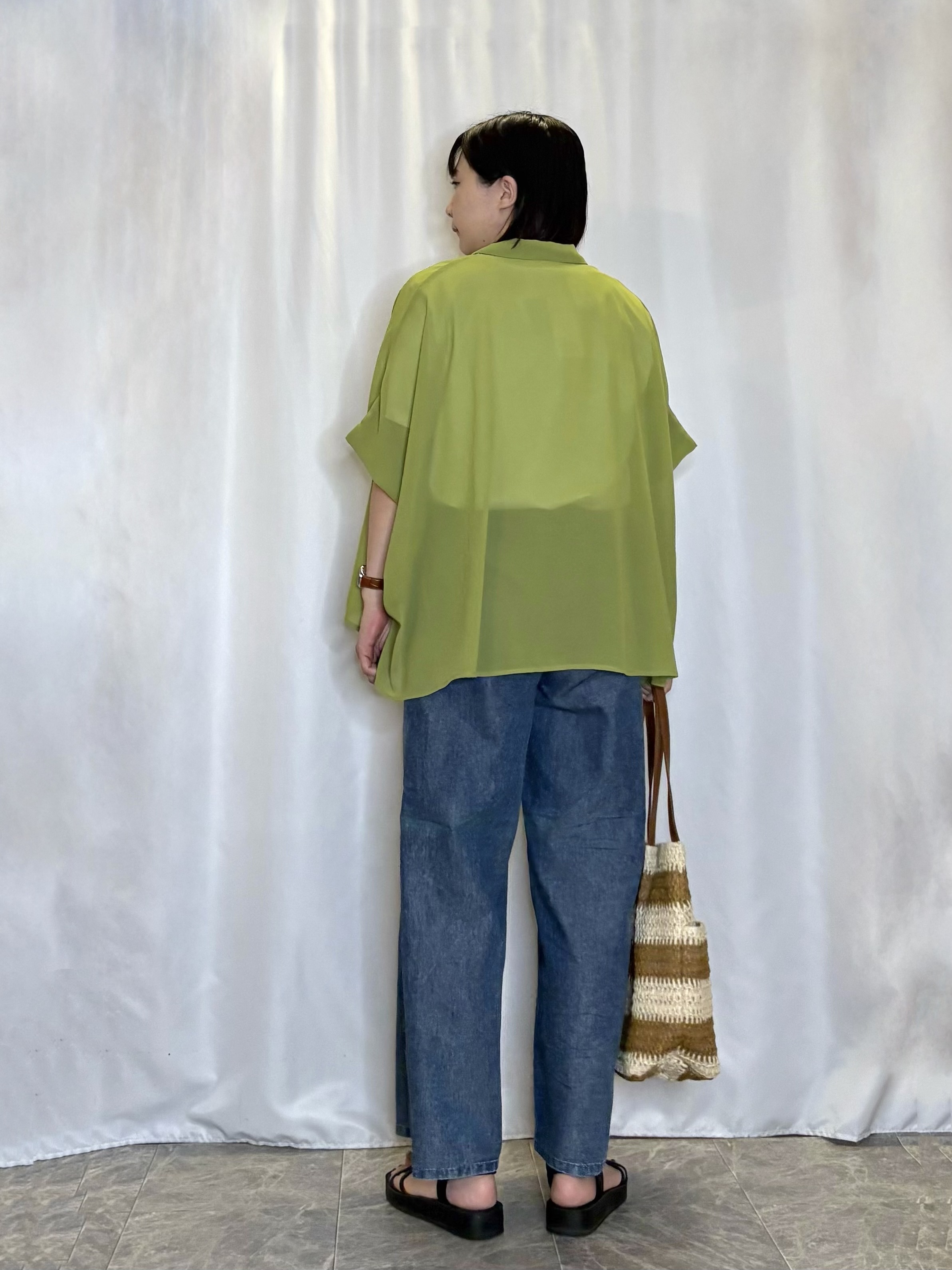 ネリさんの「SHOO･LA･RUE｜【洗濯機可/体型カバー】羽織るだけで雰囲気変わる 柄アソート ポンチョ風シアーシャツ」を使ったコーディネート