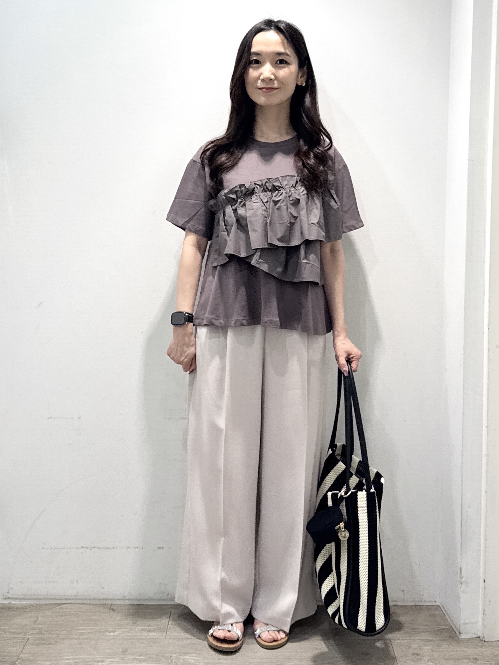 yuicciさんの「OPAQUE.CLIP｜【接触冷感】アシメフリルドッキングカットソー《洗濯機OK》」を使ったコーディネート