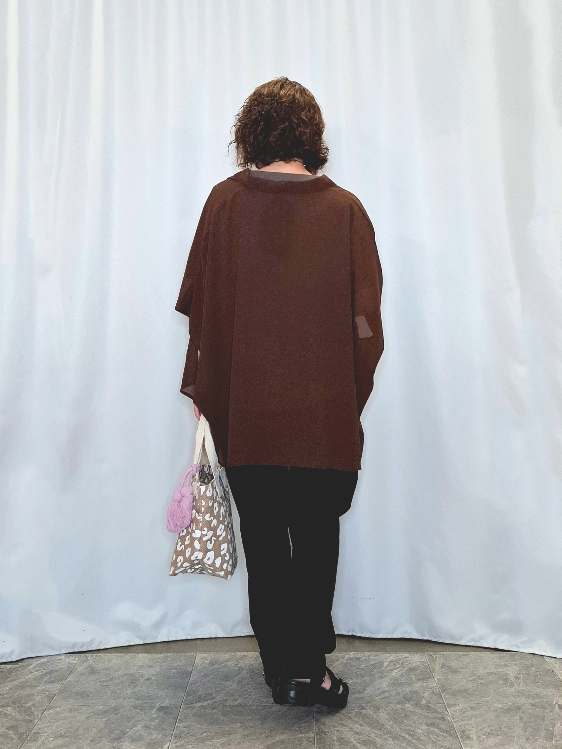ぬーさんの「SHOO･LA･RUE｜【洗濯機可/体型カバー】羽織るだけで雰囲気変わる 柄アソート ポンチョ風シアーシャツ」を使ったコーディネート