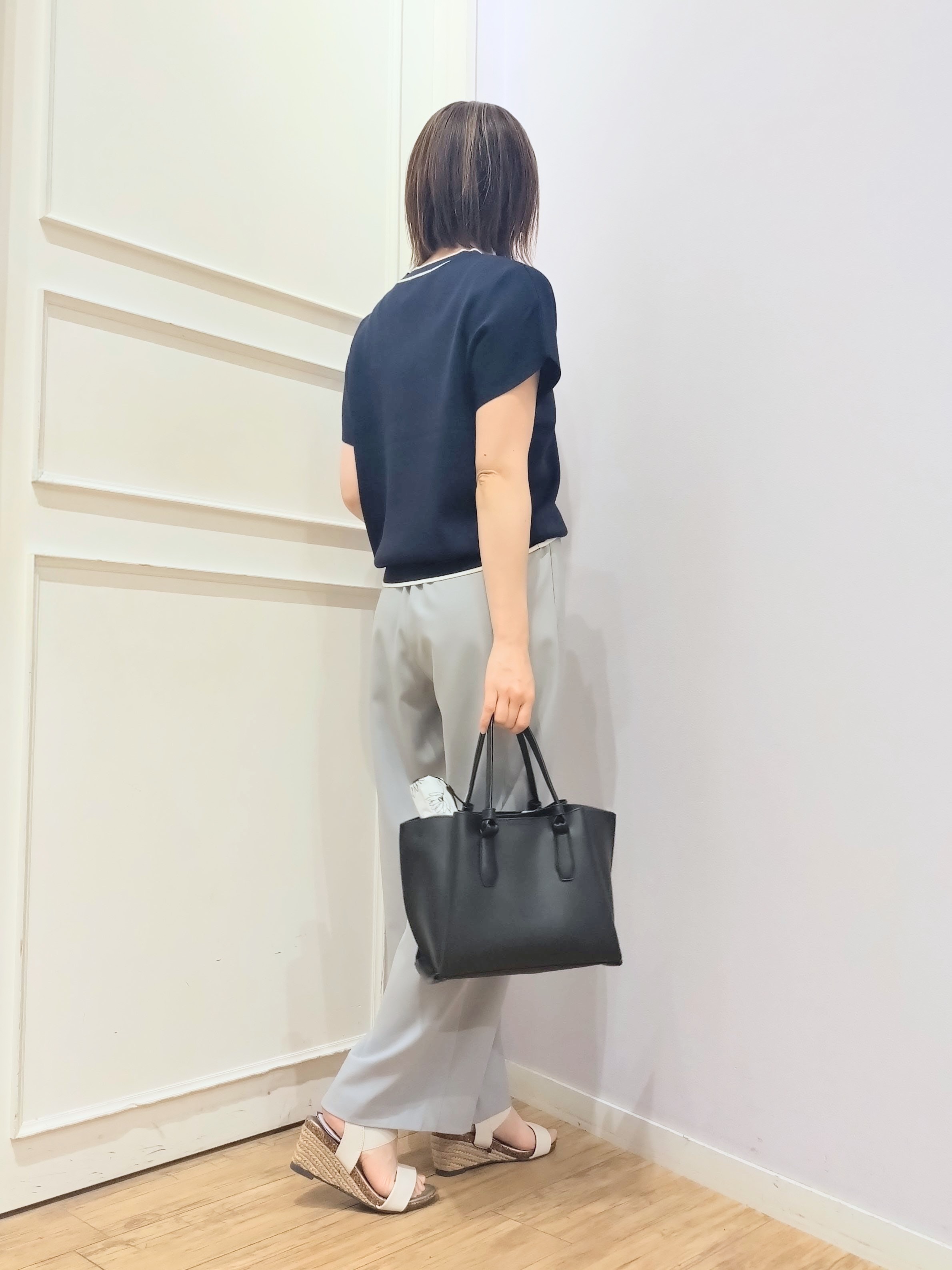 miomioさんの「SHOO･LA･RUE｜【高レビュー/毎日洗える/UV】二の腕も隠せる 配色ボウタイニット」を使ったコーディネート