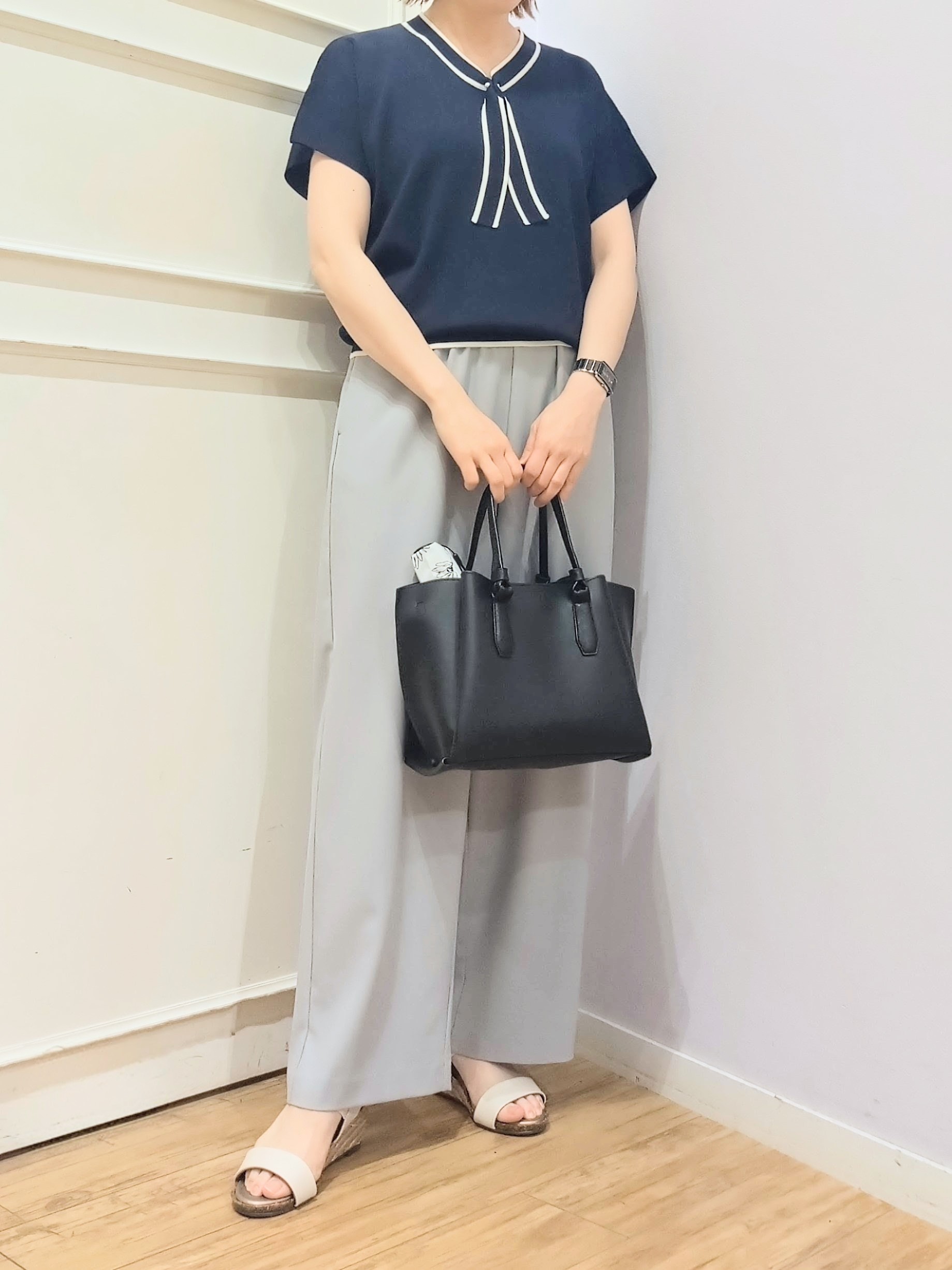 miomioさんの「SHOO･LA･RUE｜【高レビュー/毎日洗える/UV】二の腕も隠せる 配色ボウタイニット」を使ったコーディネート
