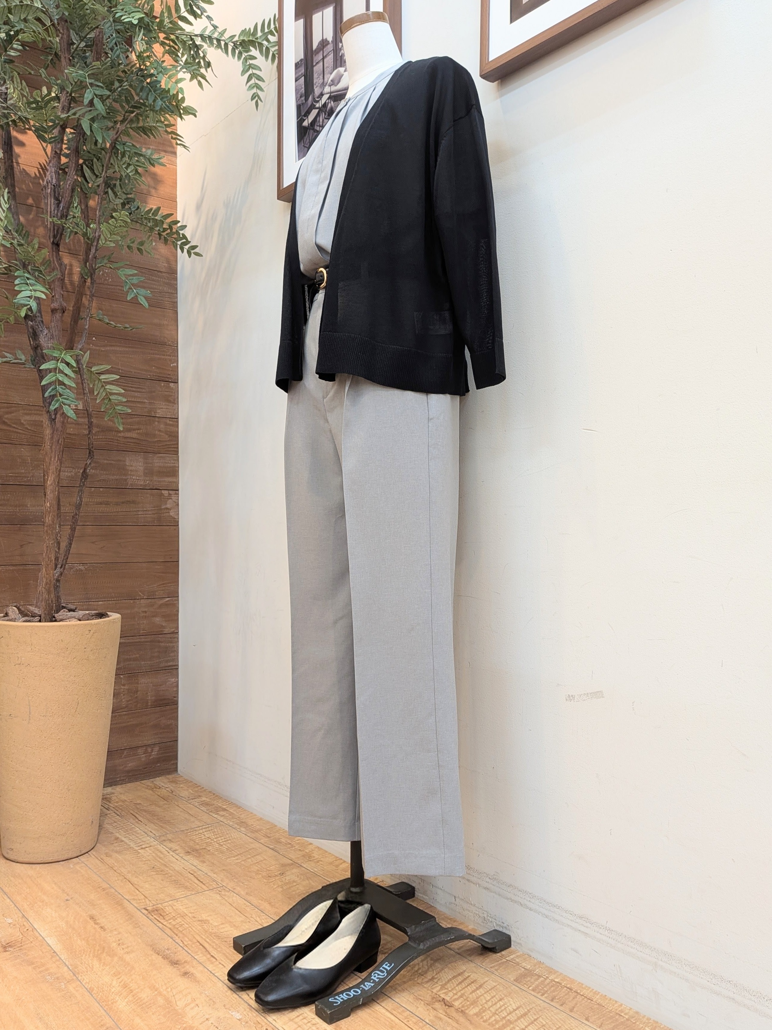 うっちーさんの「SHOO･LA･RUE｜【洗濯機可/S-LL】オンにもオフにも マルチに使えるボタンレスカーディガン」を使ったコーディネート